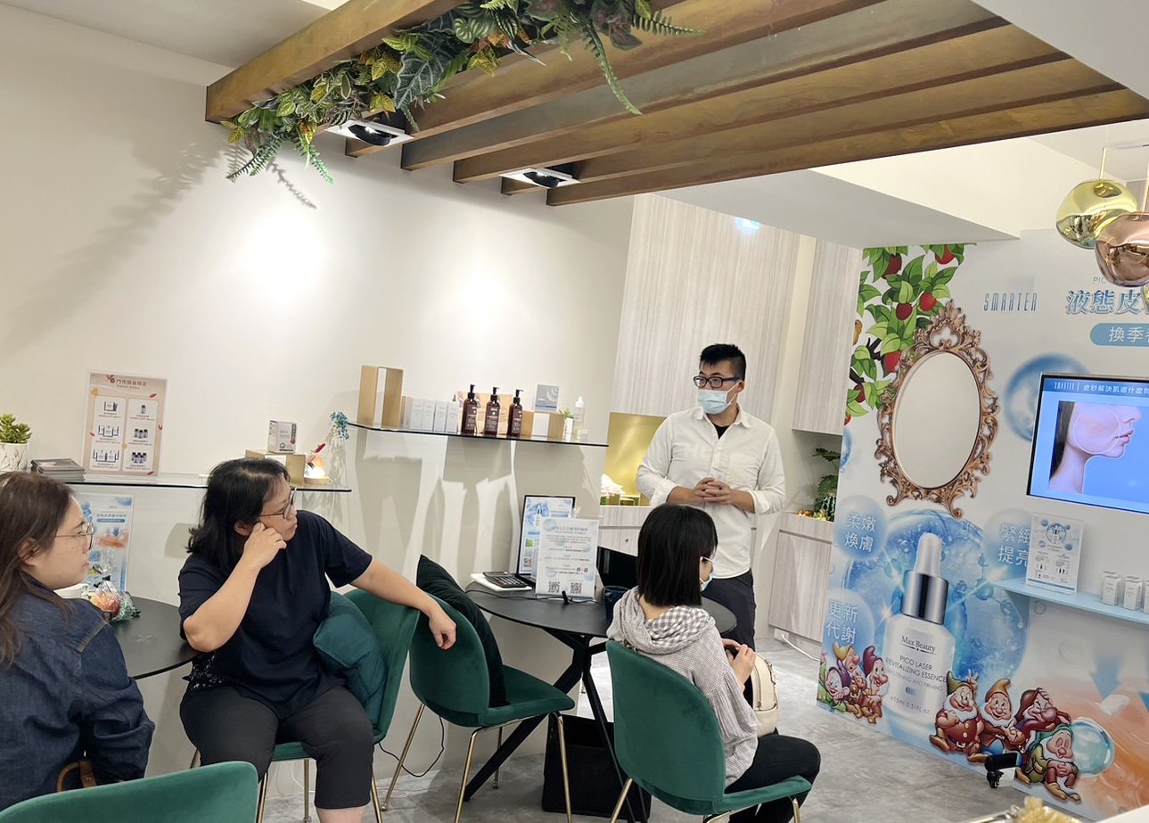 品牌總部代表-洪經理，巡迴19間門市，提供專業的保養新知與新品試用。