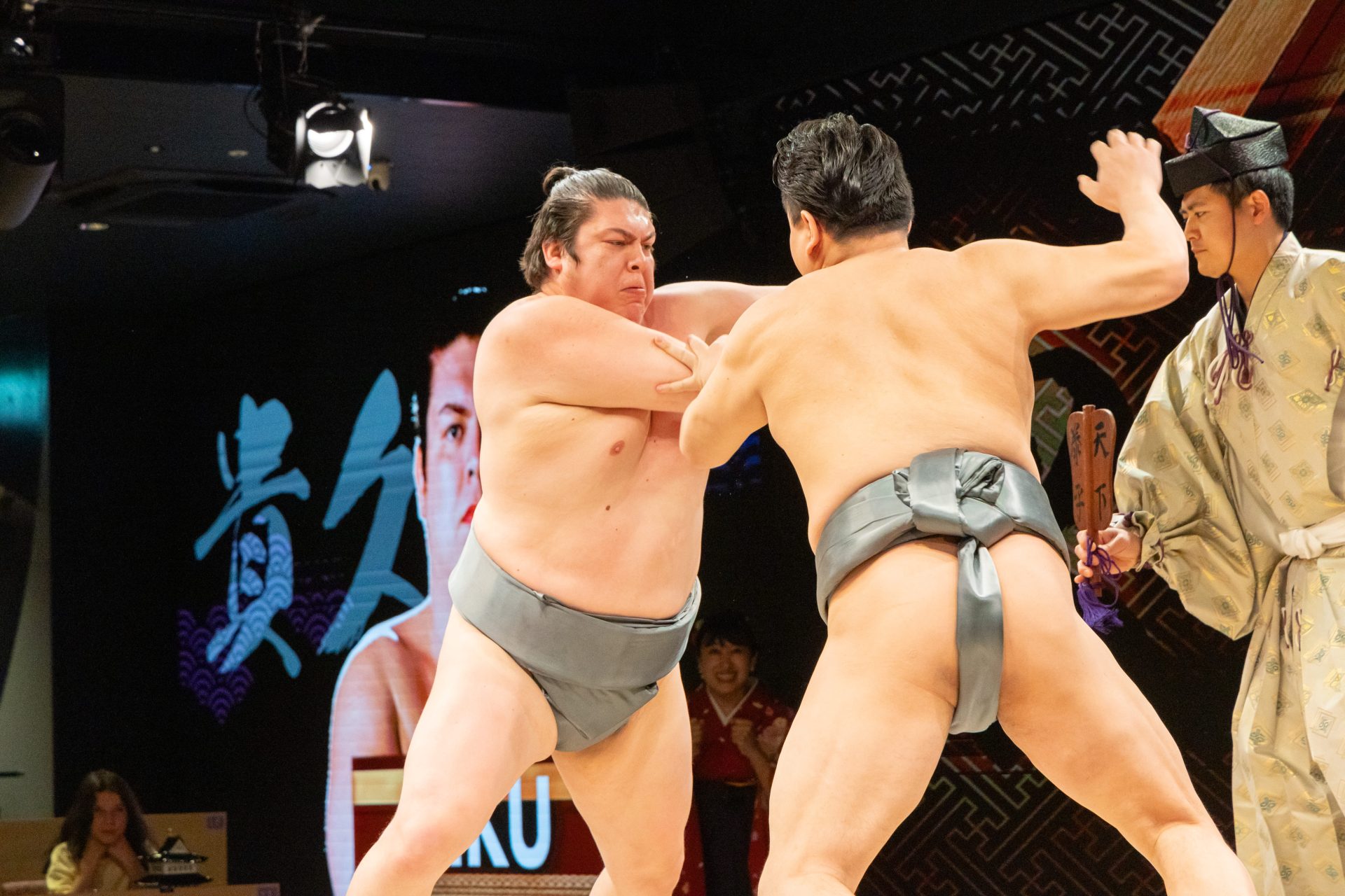 激烈碰撞的「對戰（取組）」。鍛鍊至極的強韌肉體，產生令人震懾的壓倒性魄力。©HIRAKUZA