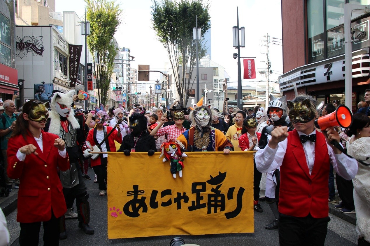 貓妖祭的高潮活動，貓版阿波舞。©化け猫フェスティバル