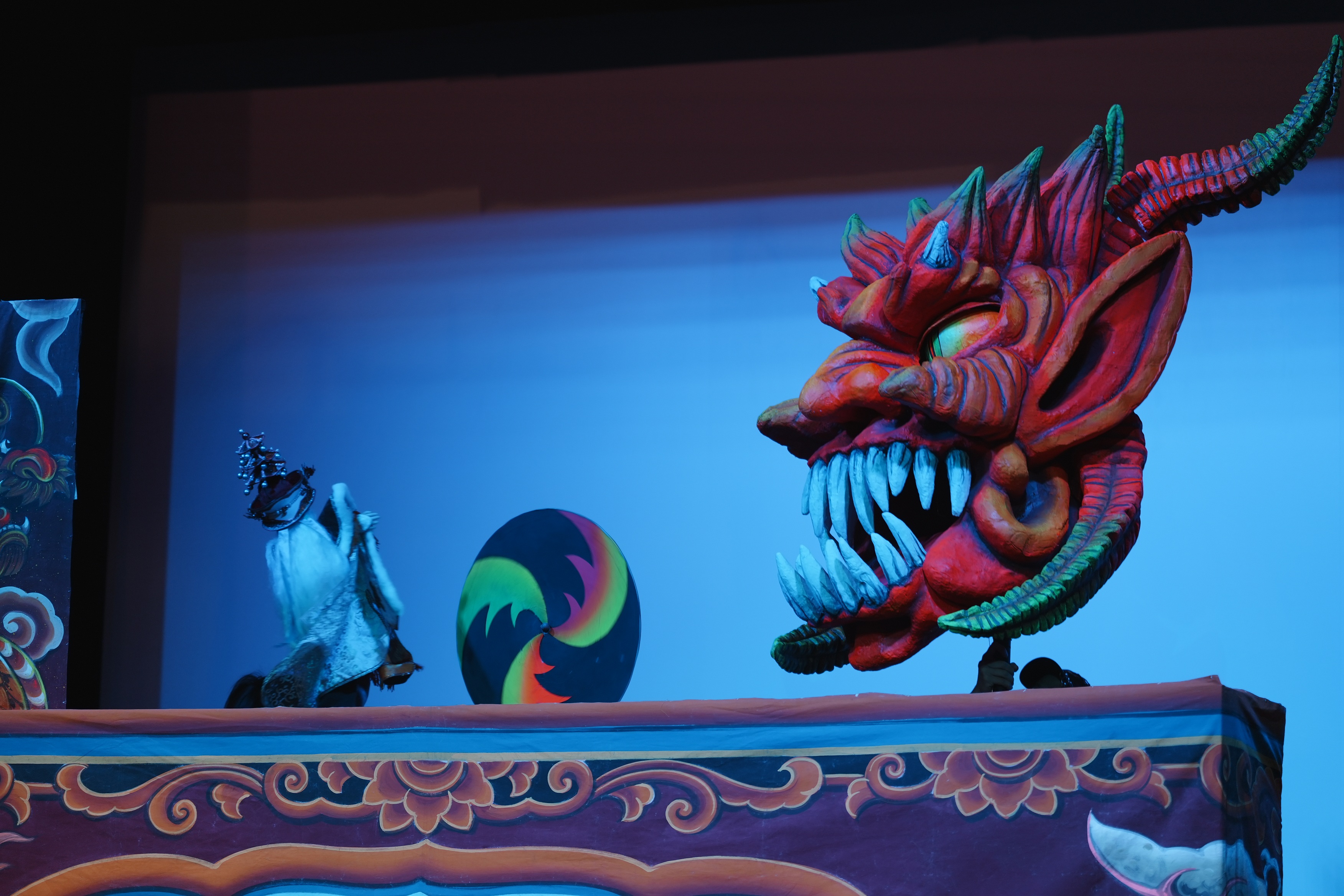 光興閣掌中劇團的《鬼谷第零部》展現出金光戲獨有的金光閃閃、瑞氣千條的熱鬧氣勢