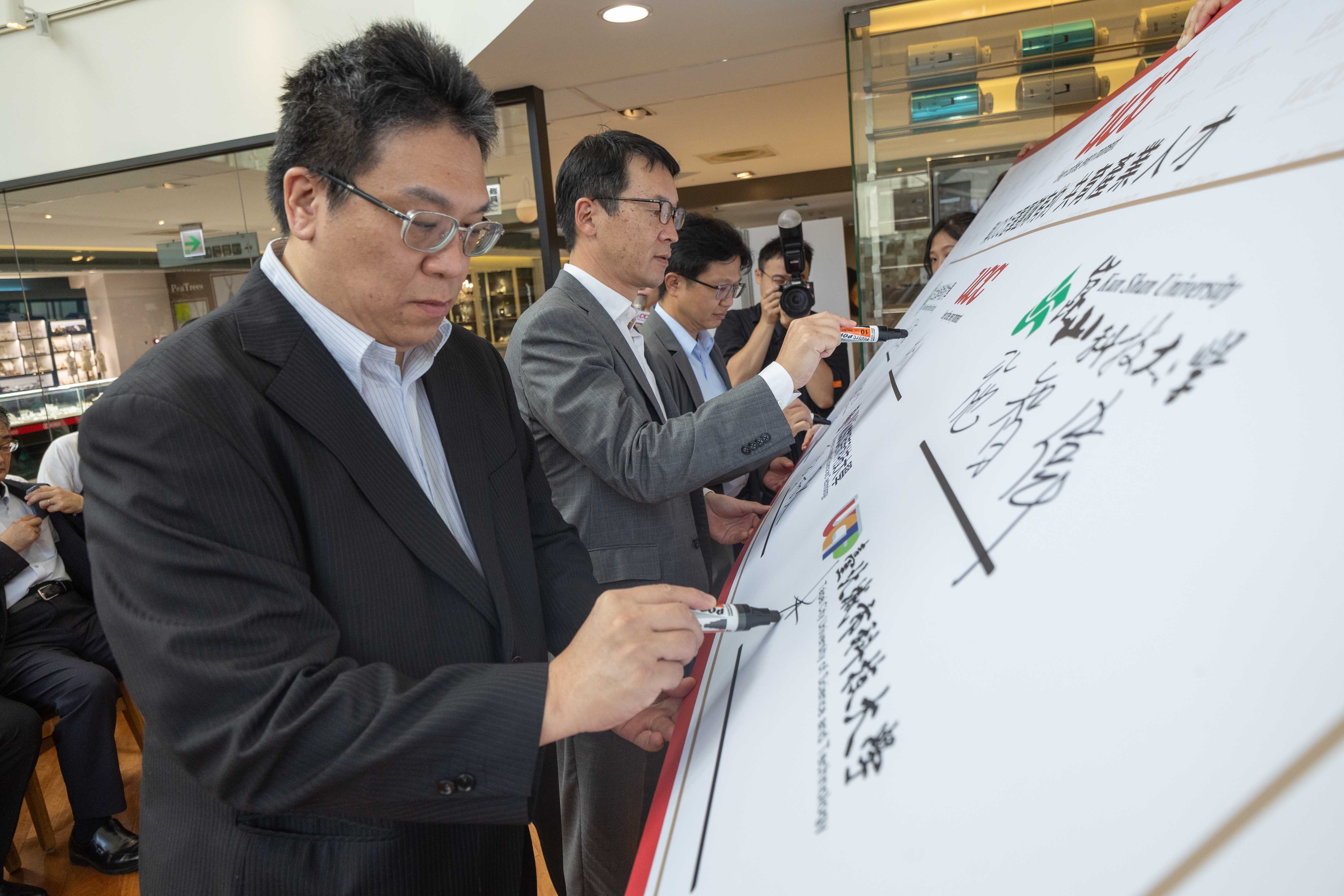 UCC台灣分公司系山英二總經理(中)與各校代表共同簽署MOU