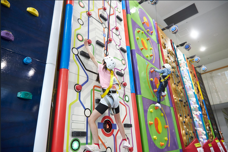 攀岩牆區，挑戰垂直10公尺的高度，在19條路線、14種難度設計中釋放攀登本能。來自紐西蘭的多元牆面，提供單人挑戰、雙人競賽等不同模式，盡情享受競技樂趣。©トンデミ平和島