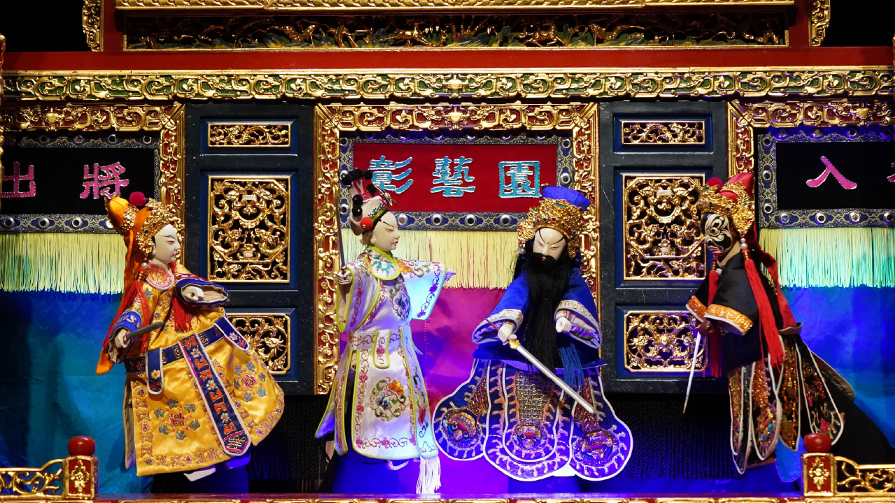 傳承自陳錫煌藝師的【彰藝園掌中劇團】，演出傳承經典劇目，展現青年藝師指掌風華與獨特風格。