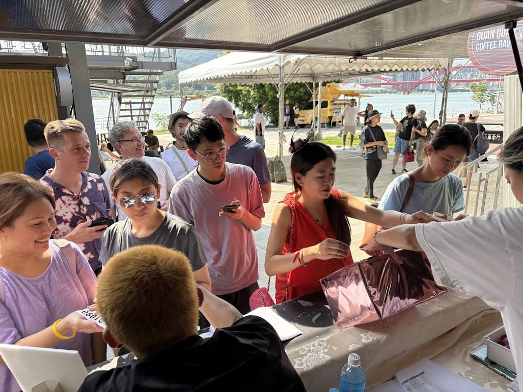 打造關渡碼頭成為「清醒社交」新場域 《關關聚揪》咖啡派對初試啼聲獲好評 第二彈教師節連假登場 9/28陪你看日落賞夕陽 免費接駁車接送、早鳥免費吐司持續放送 即日起開放新秀業餘 DJ加入演出陣容 9
