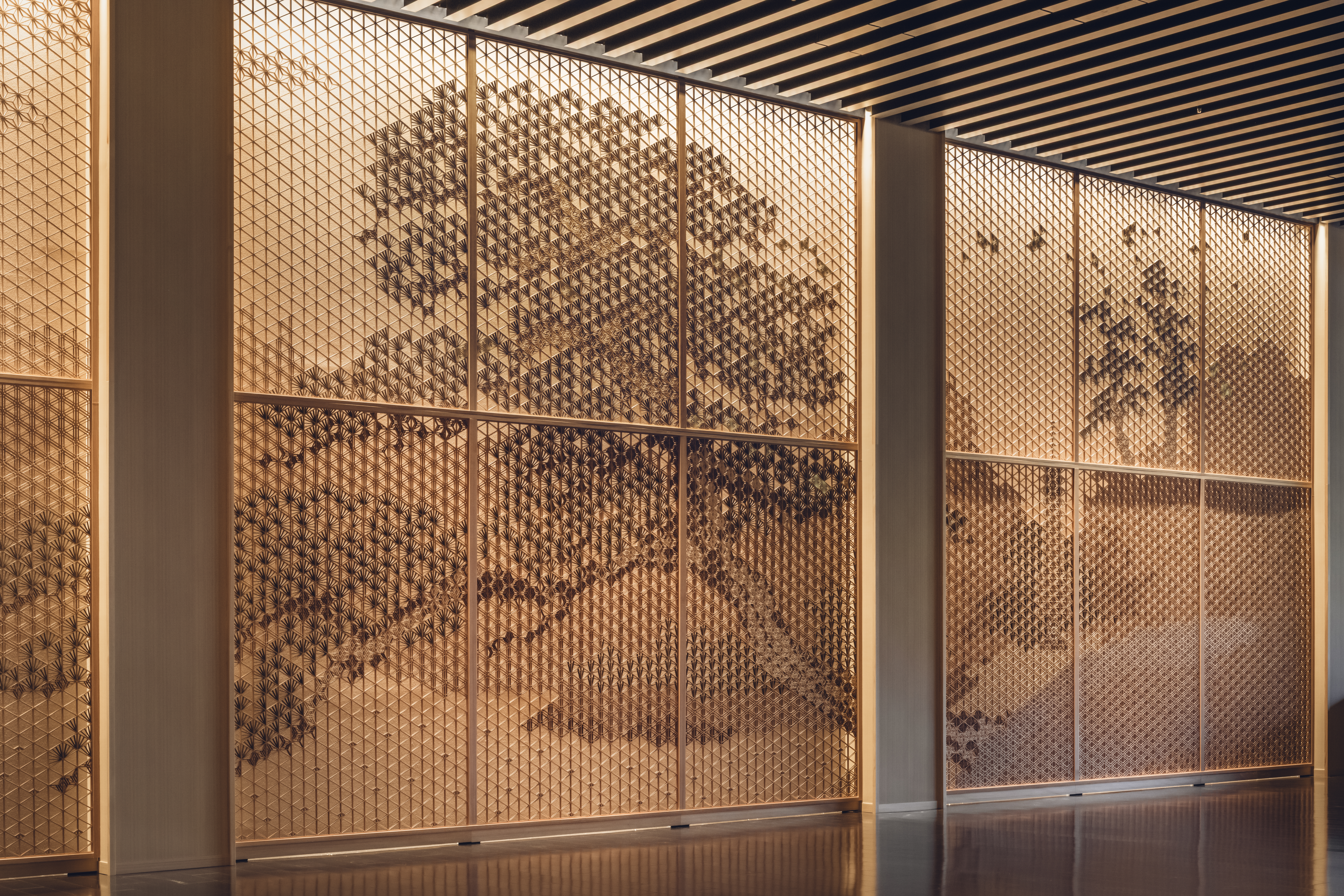 不使用任何釘子，僅憑精密木片嵌合勾勒紋樣的「組子細工」。©八芳園