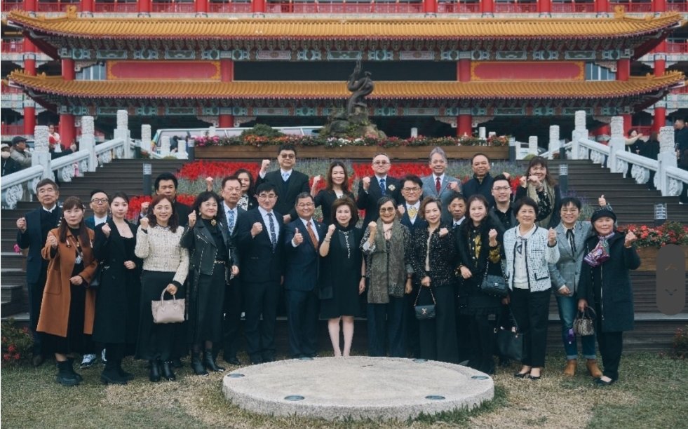 日商富地滋幸田望希社長偕日本總社代表松本專務及會員貴賓於中庭合影，圓山飯店董事長葉菊蘭（中）也同來祝賀。