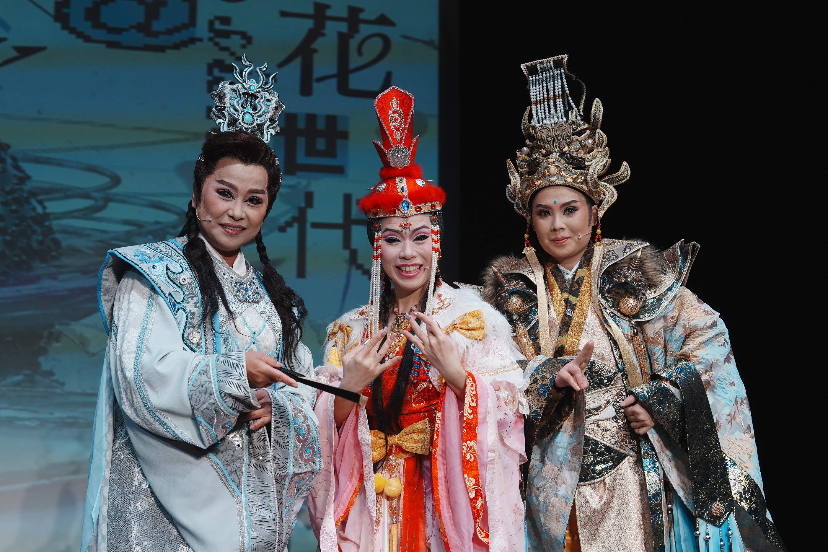 明華園藝術家族全家族演出《歌仔戲藝術魔法師陳勝國三部曲》，左起：繡花園戲劇團董如玲 、明華園天字戲劇團孫詩雯、明華園黃字戲劇團翁妙嬅