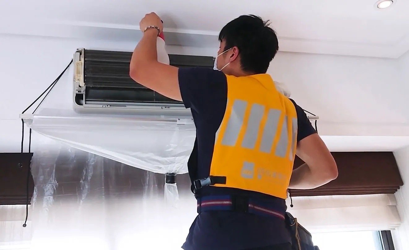 清理冷氣機在清洗前，師傅會先使用進口鹼性洗劑噴灑冷氣鋁鰭片、風鼓師傅會使用高壓水柱清洗鋁鰭片、風鼓，將深層髒污清除掉，不用擔心灰塵落地。