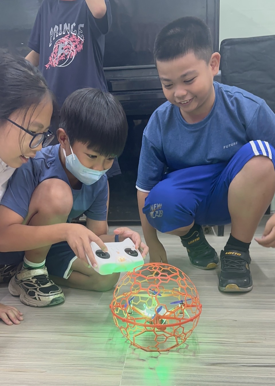 參與學員紛紛表示，這是他們第一次接觸無人機操作，感到既新奇又有趣。