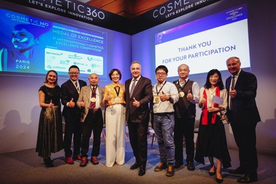 圖片一：台灣館斬獲3金以及籌備會特別獎（左一：法國麗谷國際事務總監Ms. Franckie Béchereau，左三：台灣麗谷吳鐵城理事長、左四：台灣奇士美李琳媛總經理、中間：法國麗谷總裁/ LVMH集團秘書長 Mr. Marc-Antoine JAMET、右一：法國麗谷執行長 Mr. Christophe Masson,）