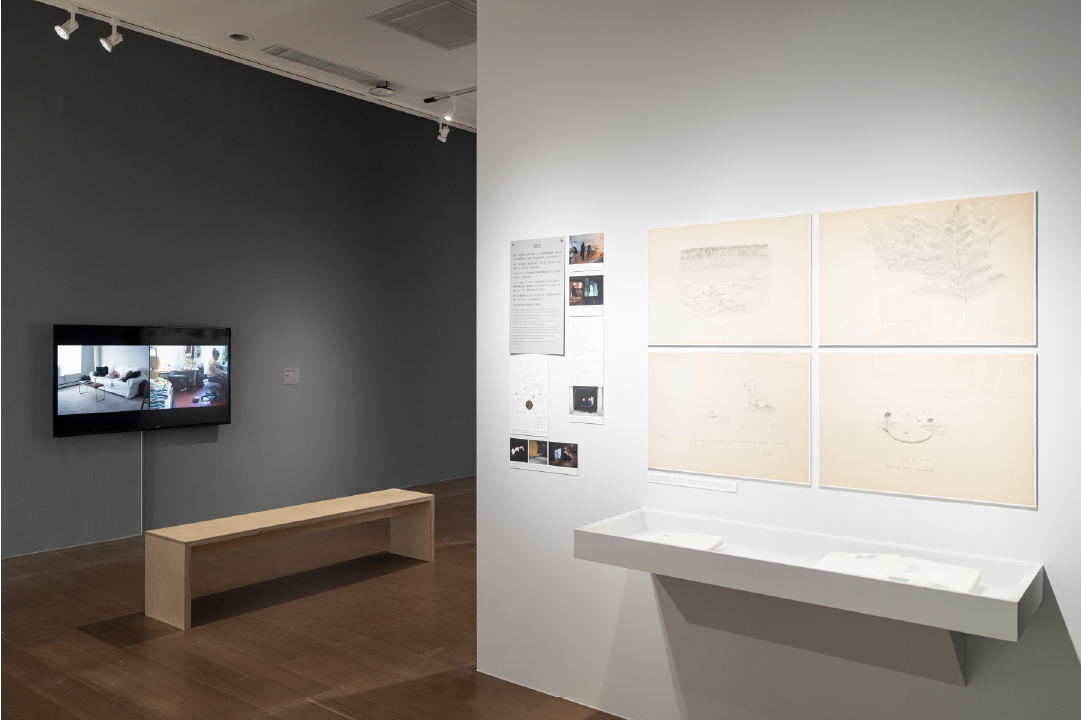 「王雅慧:旅行者」展場照「藝術家檔案」區（圖像由臺北市立美術館提供。）