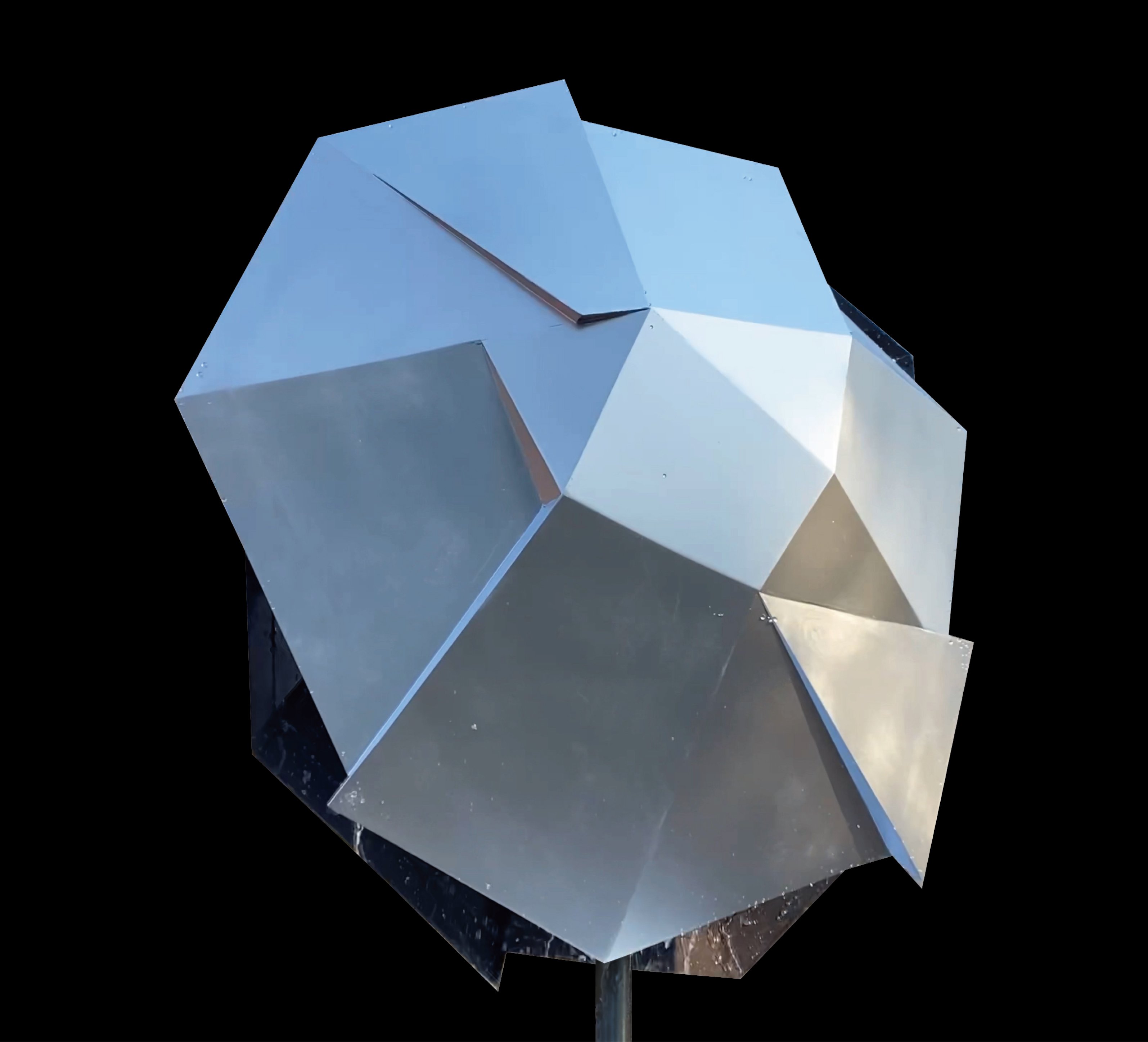 日本最重要的風動藝術家 新宮晉在台首次大型個展 10月富邦美術館開展 預售票熱烈開賣中 1 「新宮晉:宇宙—風之旅人」展出新宮晉全新作品〈Silent Water〉,2024年,不鏽鋼、鋁,234 x 202.5 x 202.5 公分。