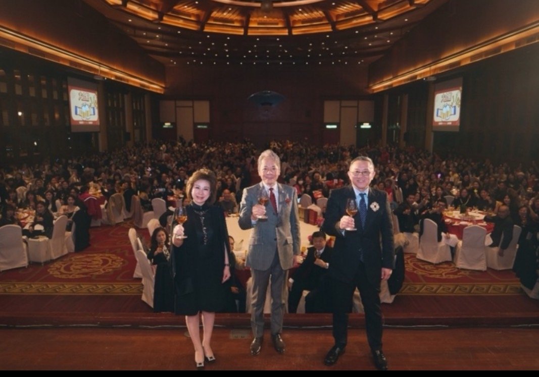 日商富地滋社長幸田望希、總經理幸田康宏及日本總社代表松本專務(中) 舉杯同歡慶賀感恩晚宴圓滿成功