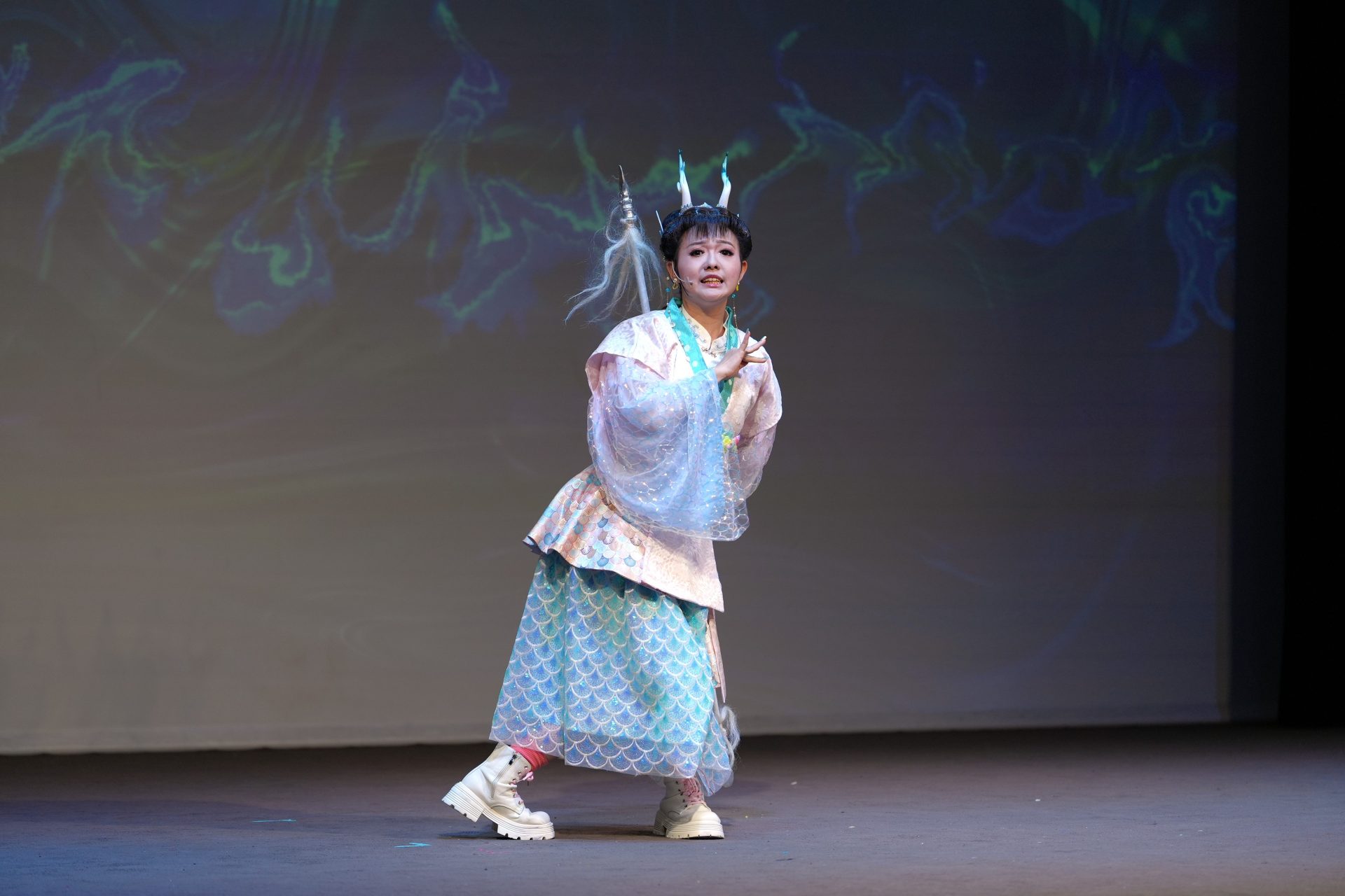 首屆「兒童戲曲劇團扶植計畫」入選團隊走戲人帶來的《龍女流浪記》，以歌仔戲唱腔與身段~龍女青春期的離家故事，探討青少年成長過程中的孤單，以及親子之間對理解與陪伴的需求。