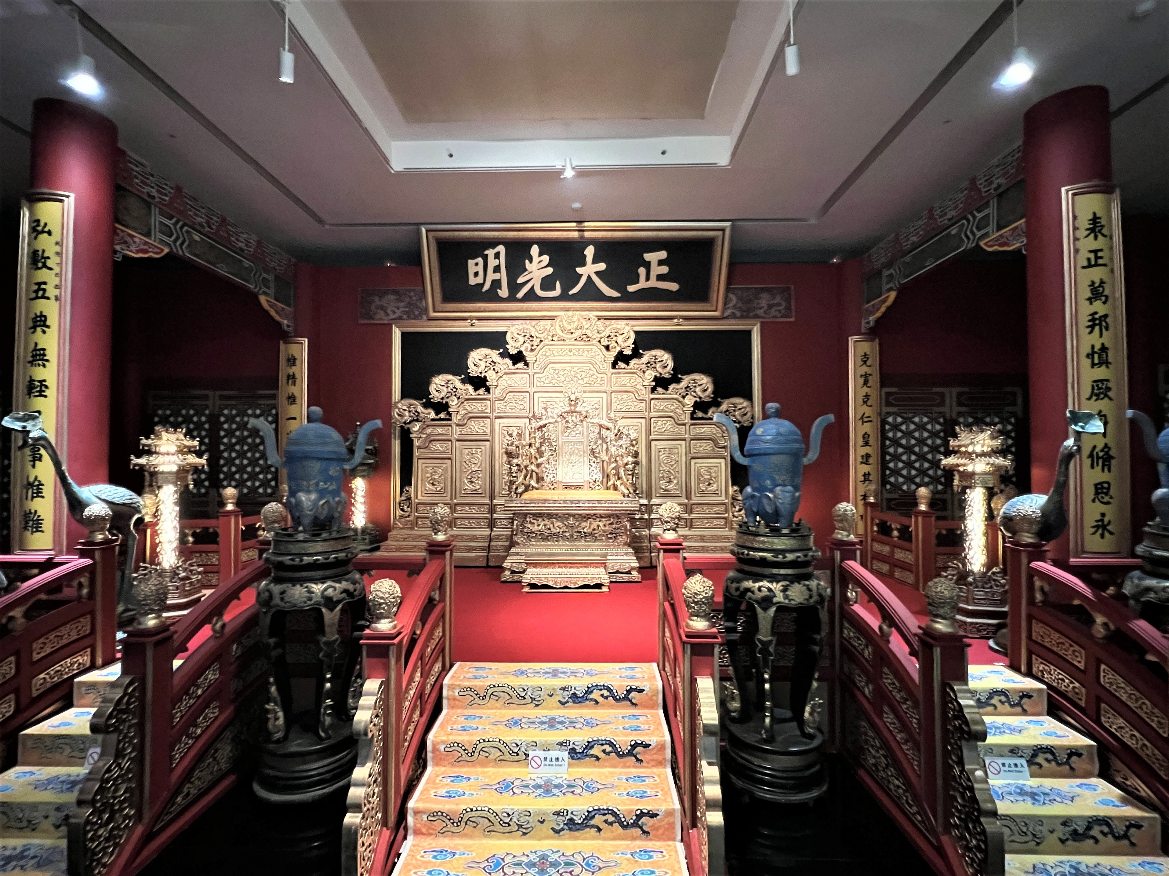 共同主辦單位台視特地出借乾清宮電視布景，其精緻考究的寫實場景，體現楊麗花1999年重返台視後的變革與創新。