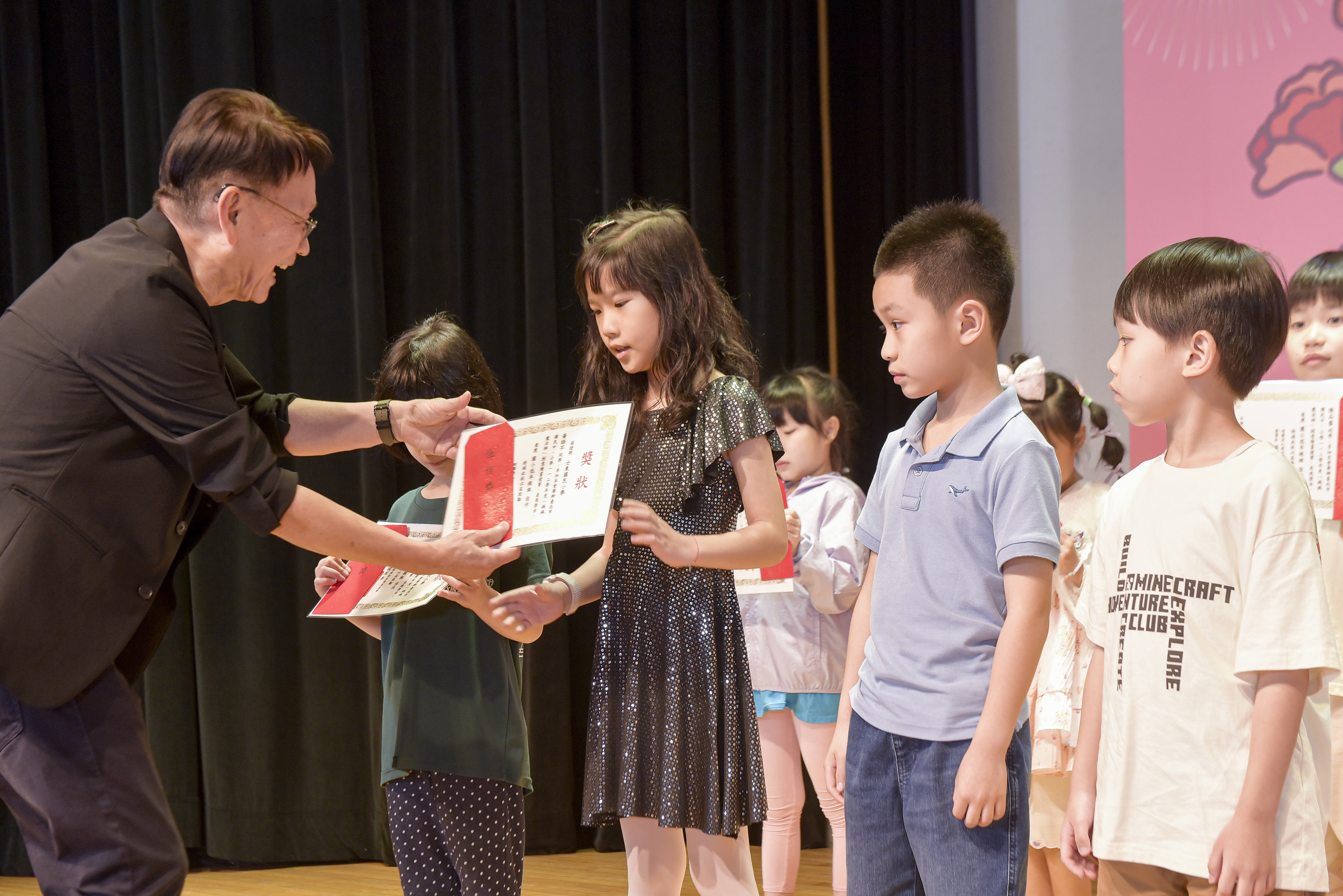 擔任評審之一的旅美醫師張克明頒發獎項