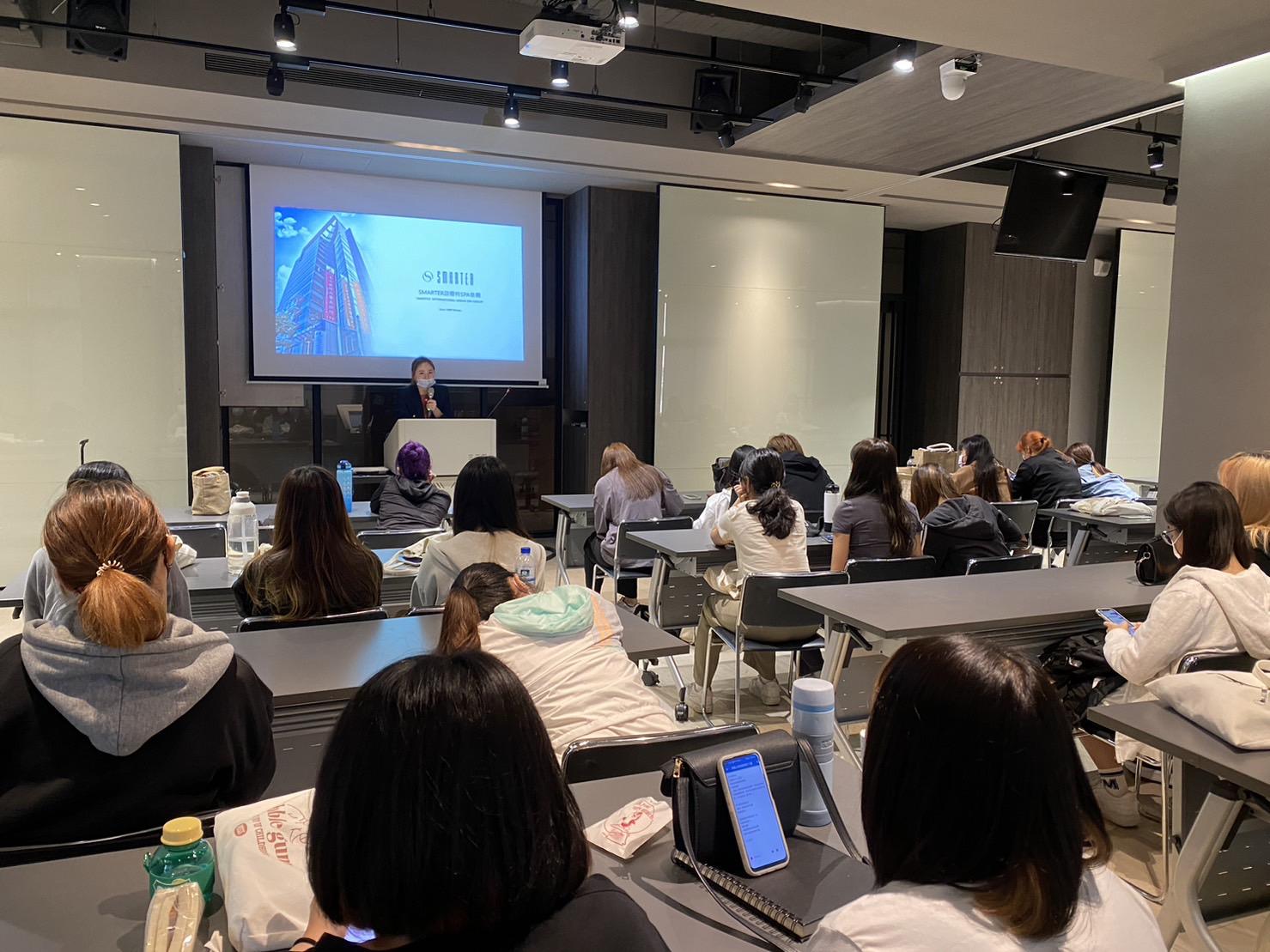 詩嫚特期待能藉由這樣緊密的產學合作模式，為更多懷抱美容夢想的莘莘學子，開啟一條職涯發展之路。