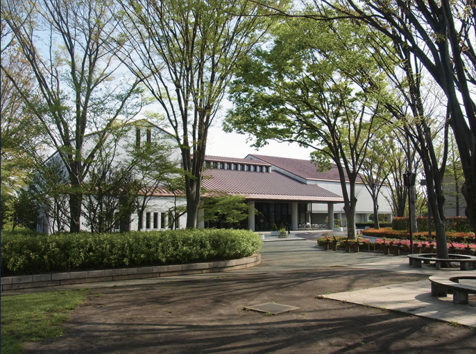 府中市鄉土之森博物館本館，坐落於綠意盎然的園區中，靜靜訴說著土地的歷史與文化。館內常設展聚焦府中地區的自然、民俗與生活風貌，引領旅人感受從古至今的在地故事，彷彿走入府中的時光入口。©府中市郷土の森博物館