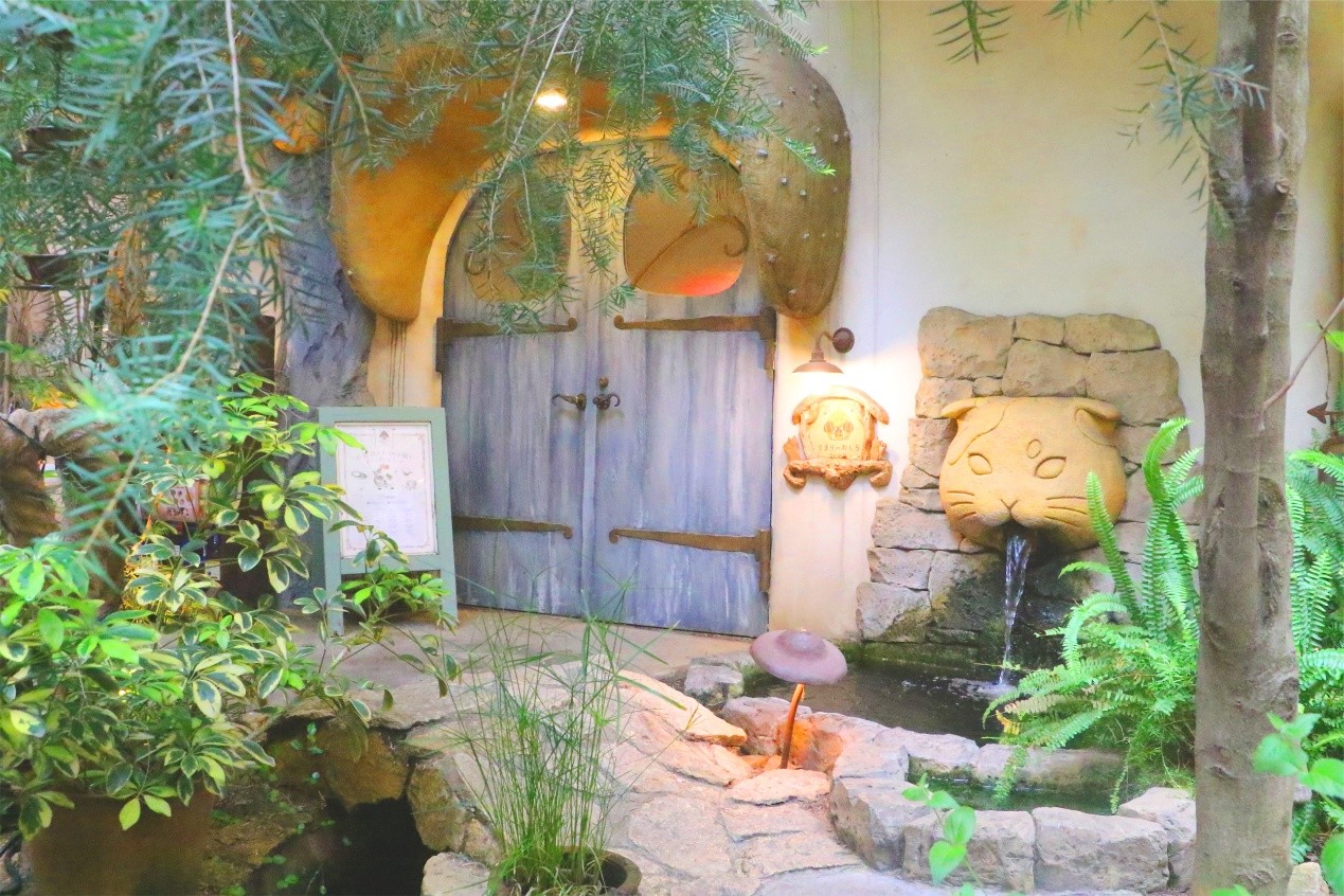 Cat Cafe 手毬之家的外觀。位於吉祥寺プティット村內的特色貓咪咖啡廳外觀，奇幻的入口令人走進童話世界。©吉祥寺プティット村