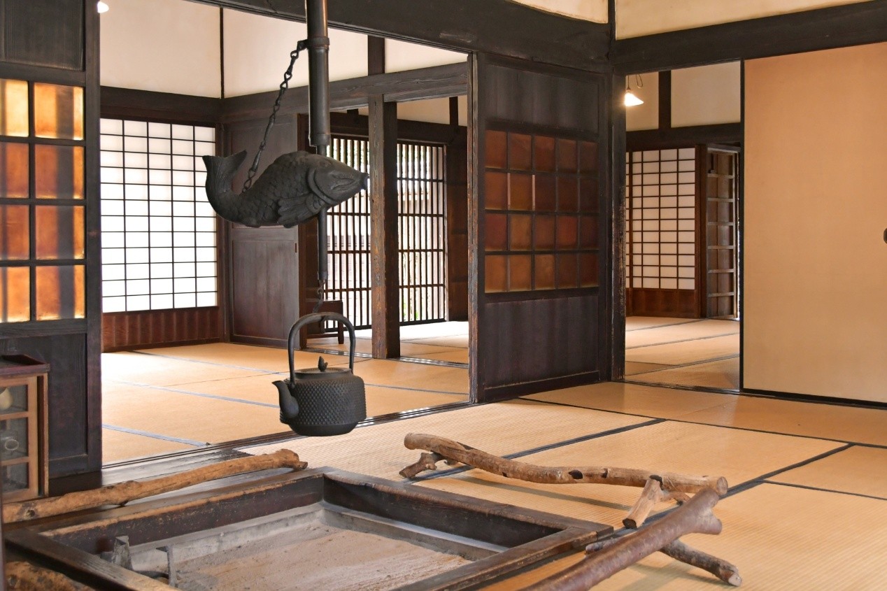 天明家傳統地爐。令人懷念的溫暖場景，彷彿走進昔日江戶的尋常百姓家。 ©江戶東京建築園