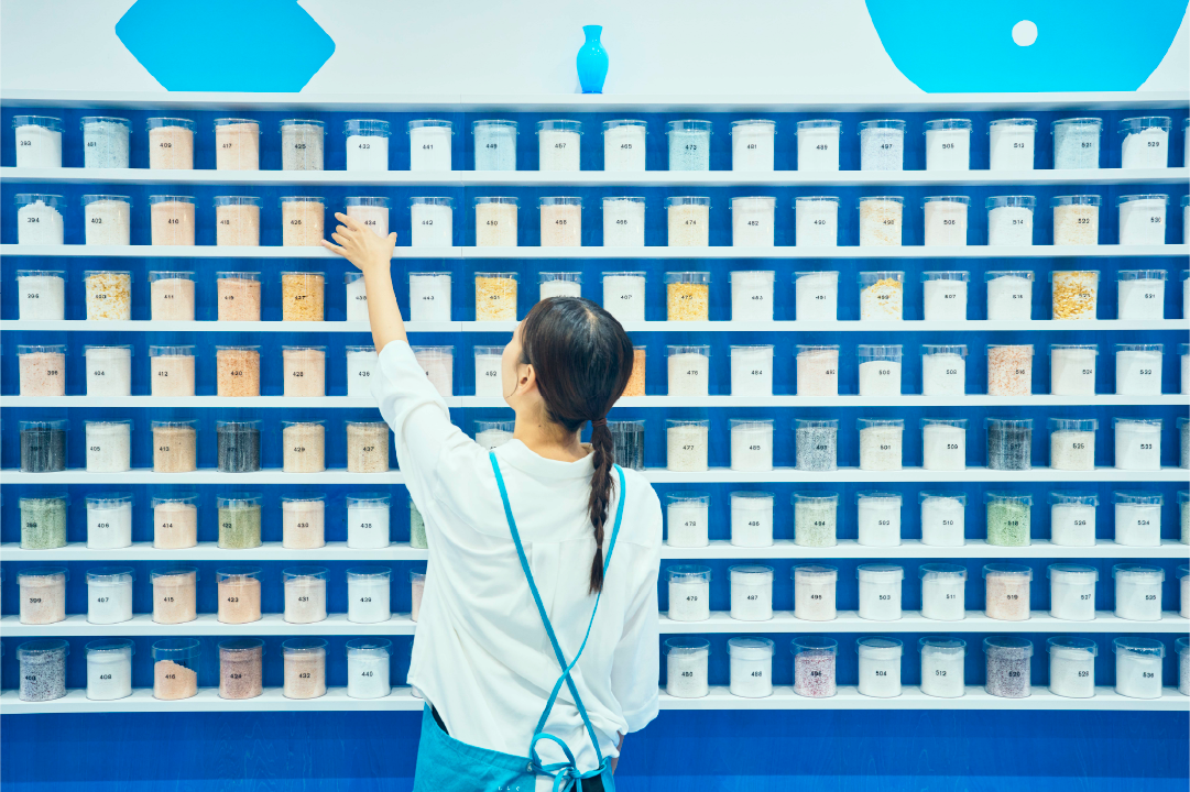 店內以象徵鹽的藍色系打造空間設計，櫃台後方陳列約數百多款調配鹽，營造出豐富多樣的視覺印象，旅客可來此尋找最適合自己的「命定鹽」。©︎ぐるぐるしゃかしゃか