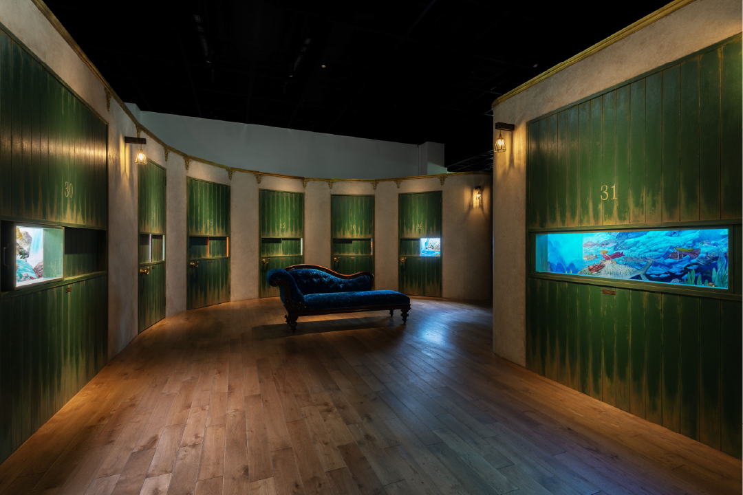 「全景盒展」會場設計以《蒼鷺與少年》中的「時間迴廊」為靈感，牆上窗口拉開即可往內窺探© Studio Ghibli