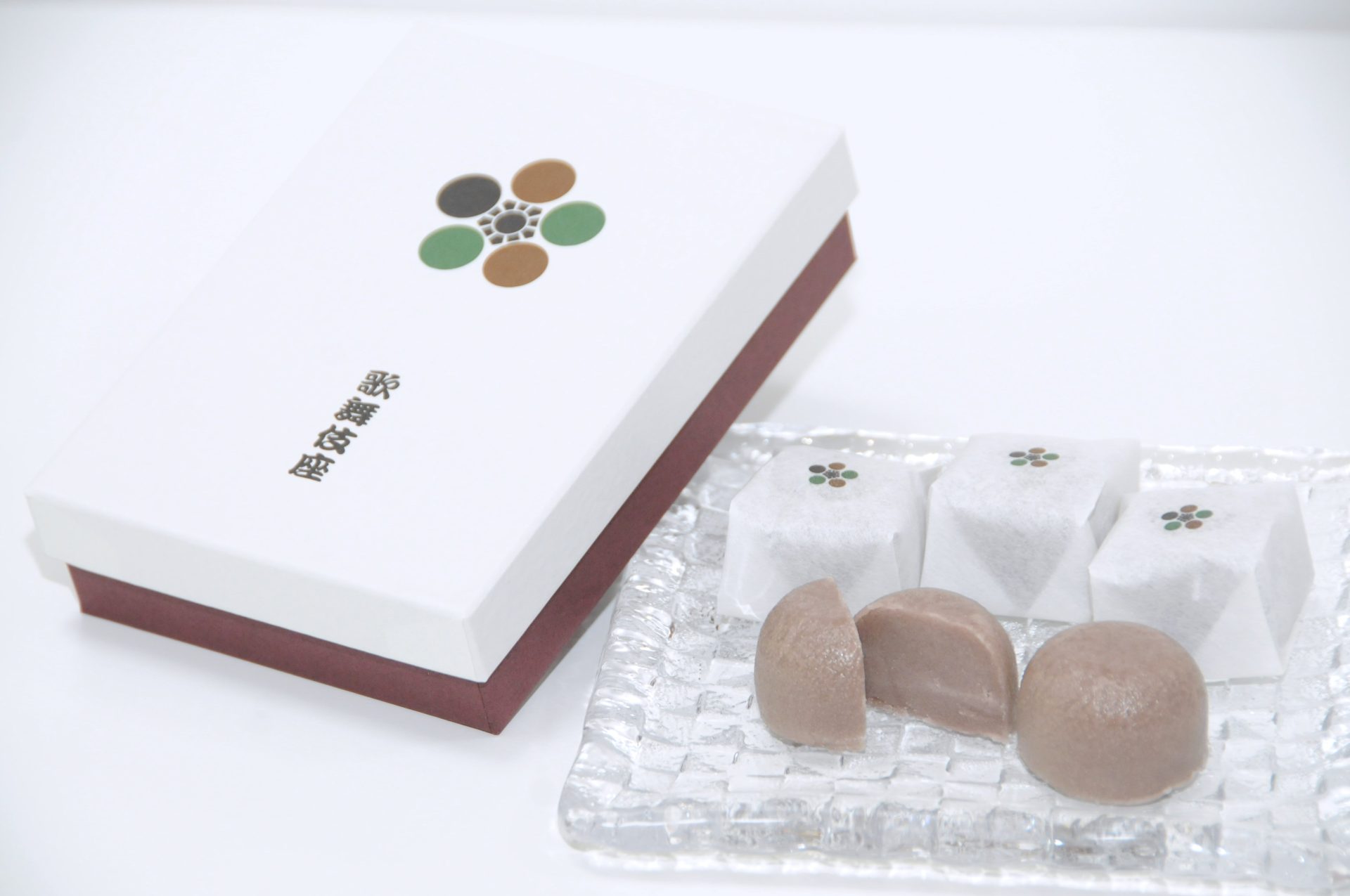 山田屋饅頭。以優雅甜度與絲滑口感聞名的傳統名點，佐上濃茶，輕輕品嘗日本初夏。(圖像提供：歌舞伎座サービス)