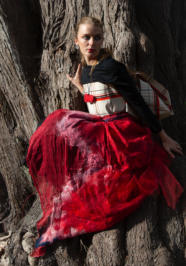 Kereama Taepa「HEITIKI-UNAUNAHISCURVE- RED. TEXTILES BY DEB DONNELLY」|永續時尚之旅 2 Kereama Taepa_SUSFUTURE2024 國際永續時尚設計展