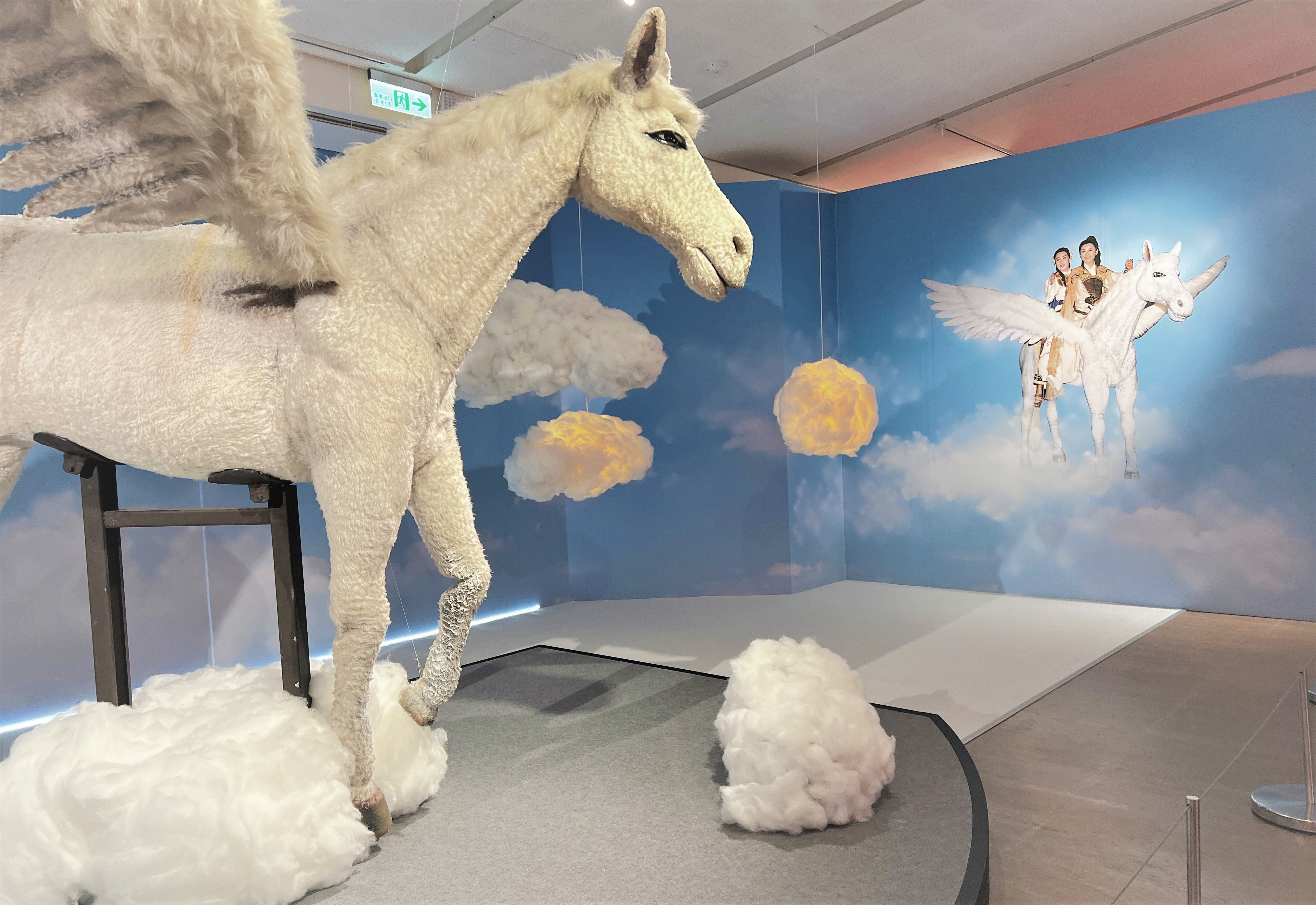 被戲稱為「得了兩次金鐘獎的白馬」，為金鐘獎劇作《王文英與竹蘆馬》、《君臣情深》中使用的大型仿真道具。