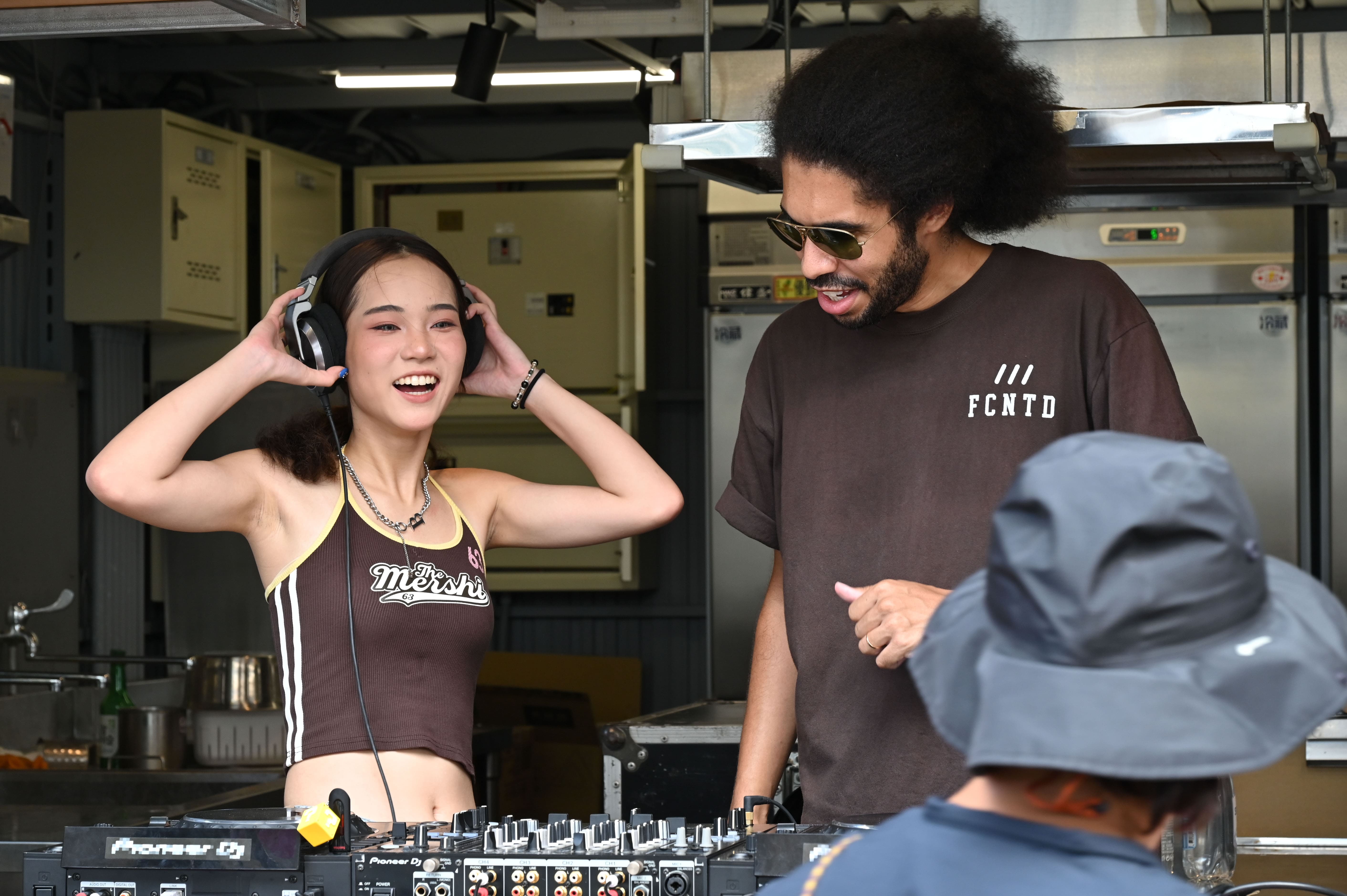 《關關聚揪 咖啡派對》立秋首發場，不同風格 DJ 接力上場，展現多元風格。