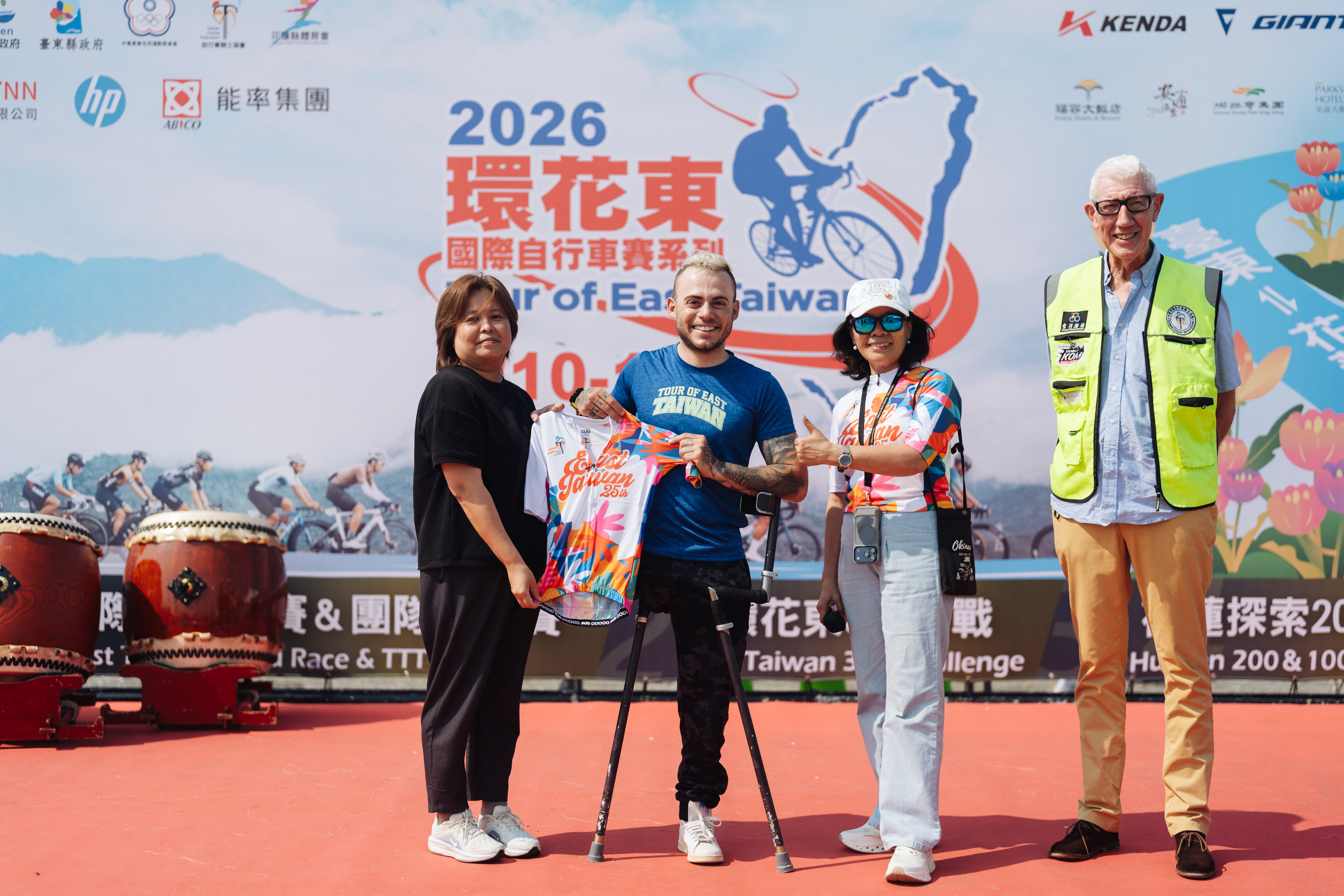 頒贈紀念衫給義大利的「單腳騎士」Andrea Pusater，左起：花蓮縣體育會副秘書長郭庭宜、Andrea Pusater、自行車騎士協會秘書長何麗卿、UCI荷蘭籍國際裁判馬丁