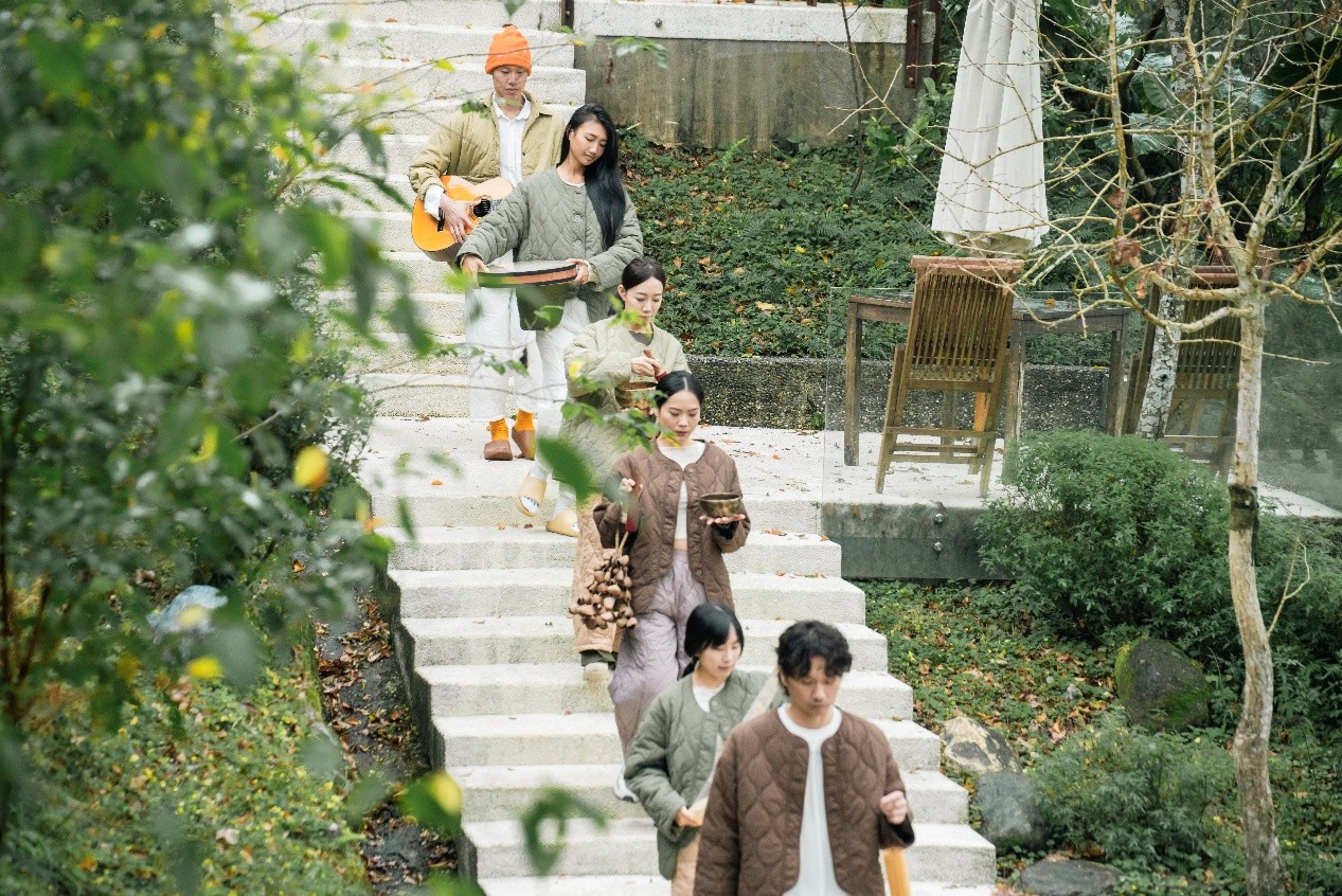 CLESIGN於森林場域舉辦沉浸式身心體驗活動，透過聲音療癒與自然環境，引導參與者進入靜定狀態。