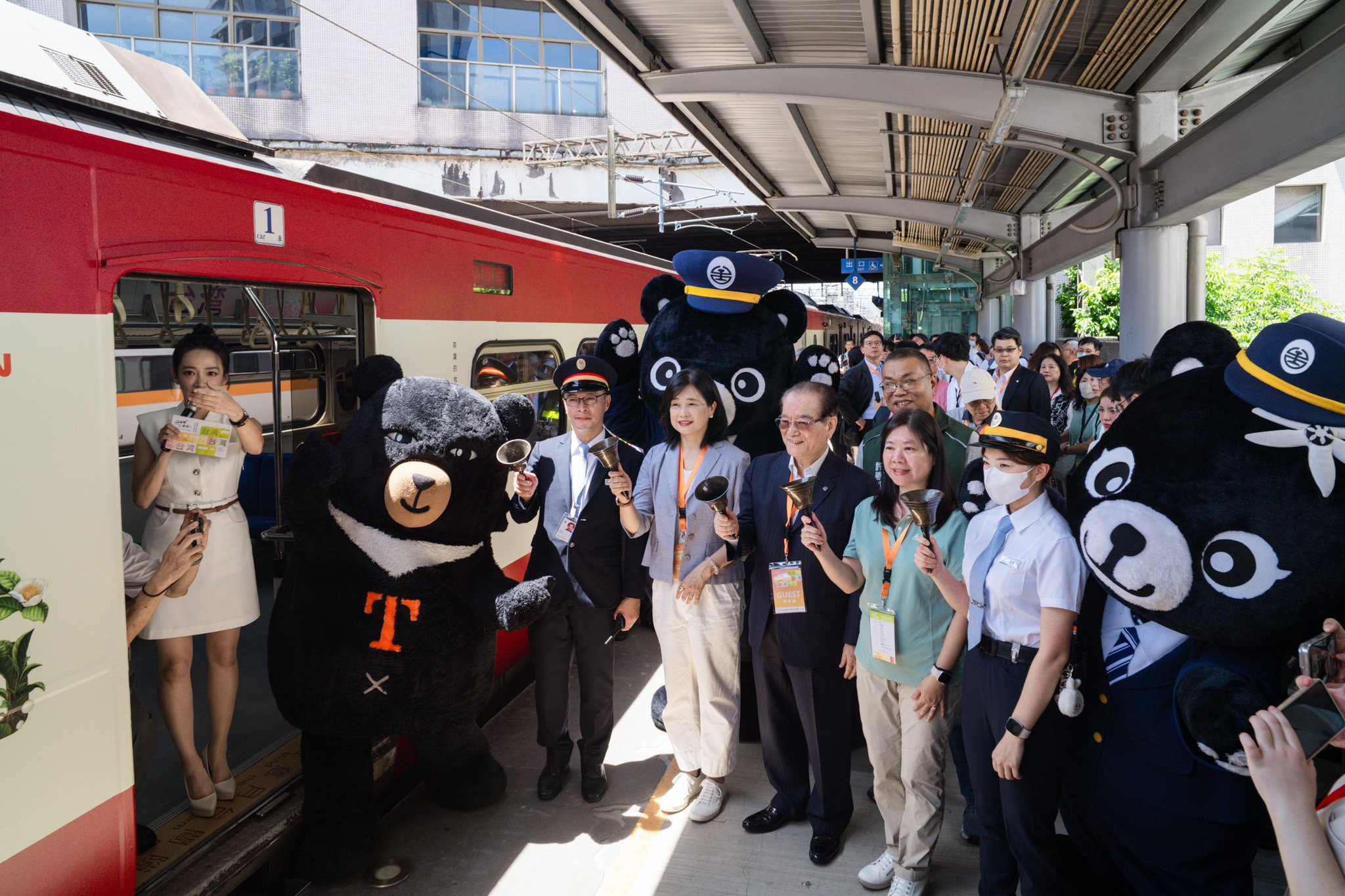 月台合照站長左至右起3位，交通部觀光署陳玉秀署長、國營臺灣鐵路股份有限公司鄭光遠董事長、東北角及宜蘭海岸國家風景區管理處游麗玉處長