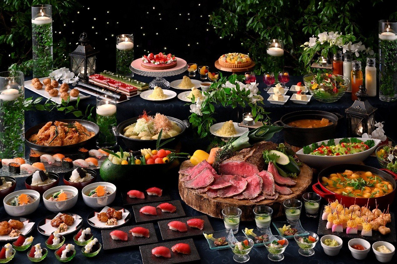 以螢火蟲為意象的「螢火蟲之夜自助晚餐」，享受視覺與味蕾的幸福時刻。（©ホテル椿山荘東京）