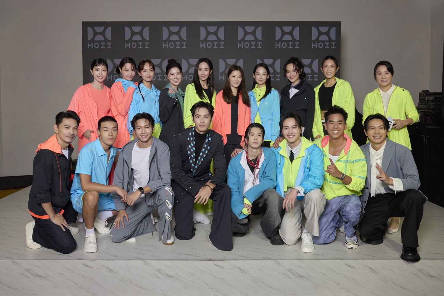 ▲HOII創辦人林少萍與多位藝人嘉賓於「2026 熙怡」系列新品發表會同台亮相，展現品牌光能時尚魅力，活動現場星光熠熠。( 圖 / HOII后益提供 )