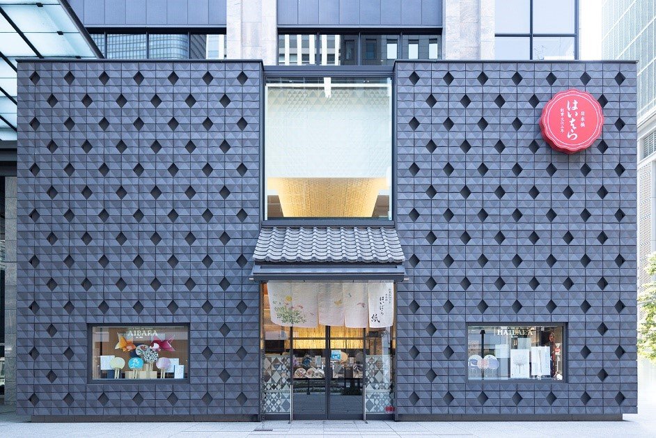 以「色硝子」為主題，隨著光線照射的狀態，店鋪外觀變化出多樣的菱形圖案。（© HAIBARA）