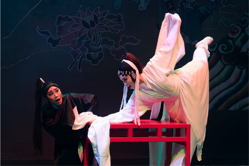 【薪傳歌仔戲劇團】新秀鄭紜如（右）主演經典劇目《王魁負桂英》，透過焦桂英一角深刻詮釋人物悲苦情感。