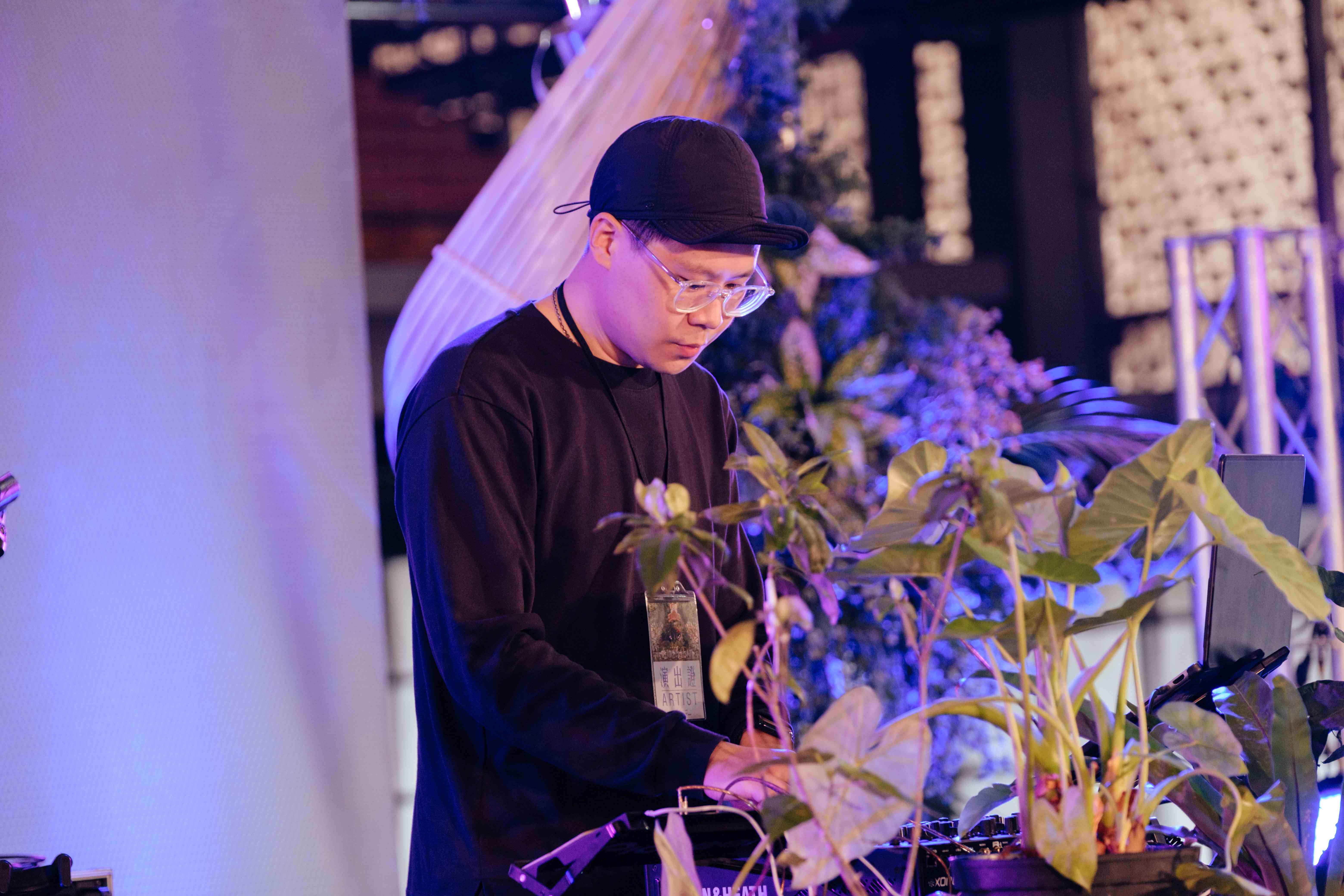 韓國音樂競賽首獎得主Gazer藉「螢光水晶礦石」帶來原創電子音樂演出。