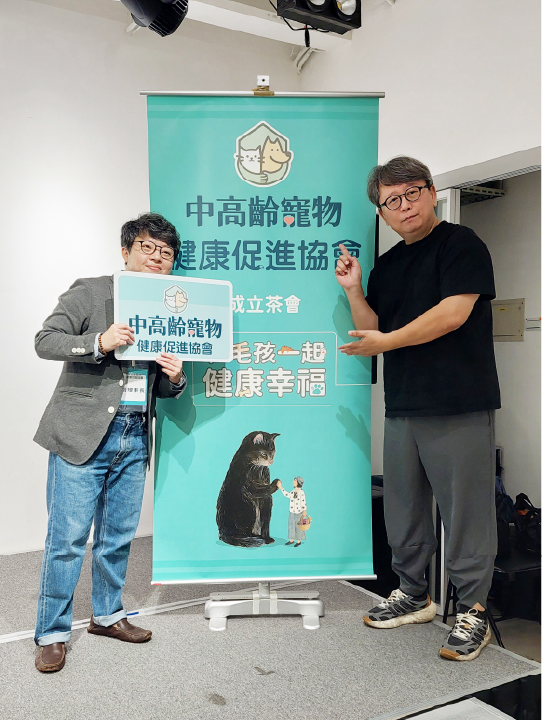 不只是養寵物，更要陪他變老！協會副理事長張育甄（左）與導演楊力州呼籲。