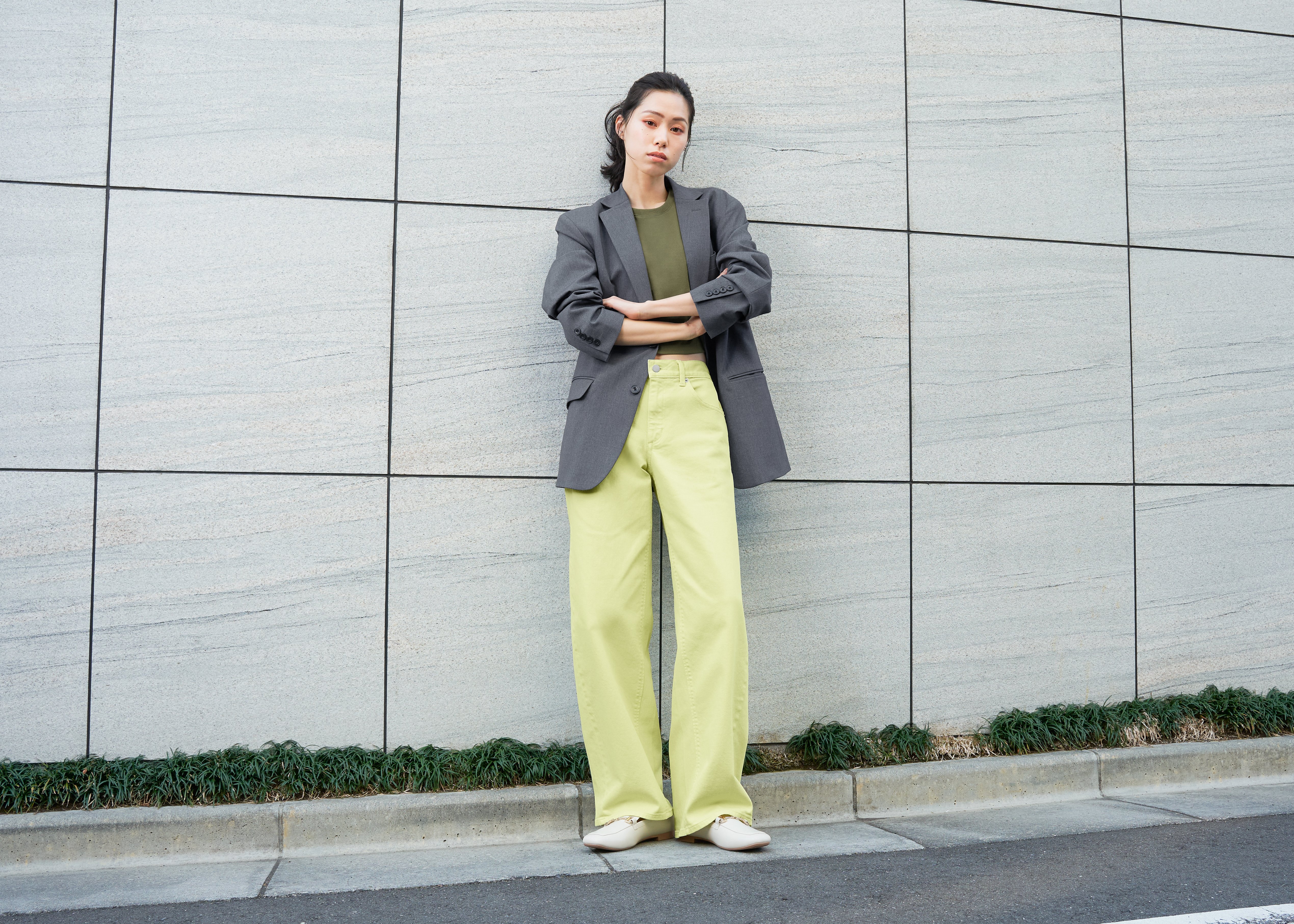 GU低腰寬鬆牛仔褲以繭型褲管輪廓修飾腿部線條，打造筆直纖長的腿部線條。(1)