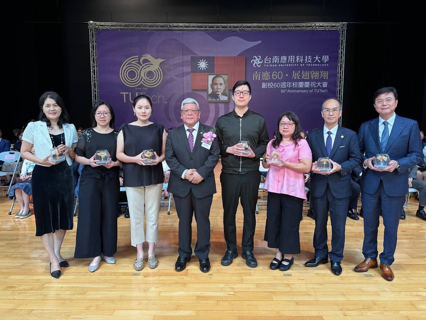 深耕美容教育有成！詩嫚特榮獲南應大60週年校慶『優質廠商獎座』 美容SPA通路品牌詩嫚特（SMARTER）在南台應用科技大學（南應大）60週年校慶典禮中，榮獲『優質廠商獎座』殊榮，由人資經理許以琳代表領取。此獎項不僅肯定了詩嫚特在產學合作領域的傑出貢獻，更象徵雙方在美容教育培訓上長期深耕的豐碩成果。 南應大特別設計的「永生康乃馨」獎座，以精湛的24K金工藝將校花康乃馨打造成藝術珍品，每朵花朵皆獨一無二，閃耀在口吹玻璃中，既是藝術創作，更是對母校精神的深情致敬。南應大指出「康乃馨」不僅是校花，更象徵著母親對家庭與社會的支撐力量。這份極具意義的獎座，也將為校務發展基金募款計畫注入暖流。 詩嫚特多年來深耕產學合作，派遣專業實力堅強的業界講師團隊，包括資深督導與資深芳療師，為南應大學子們傳授芳香療法的理論與實務知識。這樣紮實的培訓成果斐然，培育出許多優秀人才，如康婷為督導與許芷菱芳療師等校友，都在業界嶄露頭角，成為學弟妹們的優秀典範。 「能獲得這份極具意義的肯定，我們深感榮幸。」詩嫚特人資經理許以琳表示：「這座獎不僅象徵南應大對我們的信任，更代表著雙方在美容教育領域上的深厚情誼。未來我們將持續投入更多資源，為產業培育更多專業人才。」值得一提的是，詩嫚特近期更榮獲1111人力銀行「2024年幸福企業」金獎。 詩嫚特榮獲南台應用科技大學60週年校慶「優質廠商獎座」殊榮。