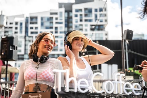 國外剛興起不久的咖啡派對，掀起「清醒社交」的生活風尚新浪潮。