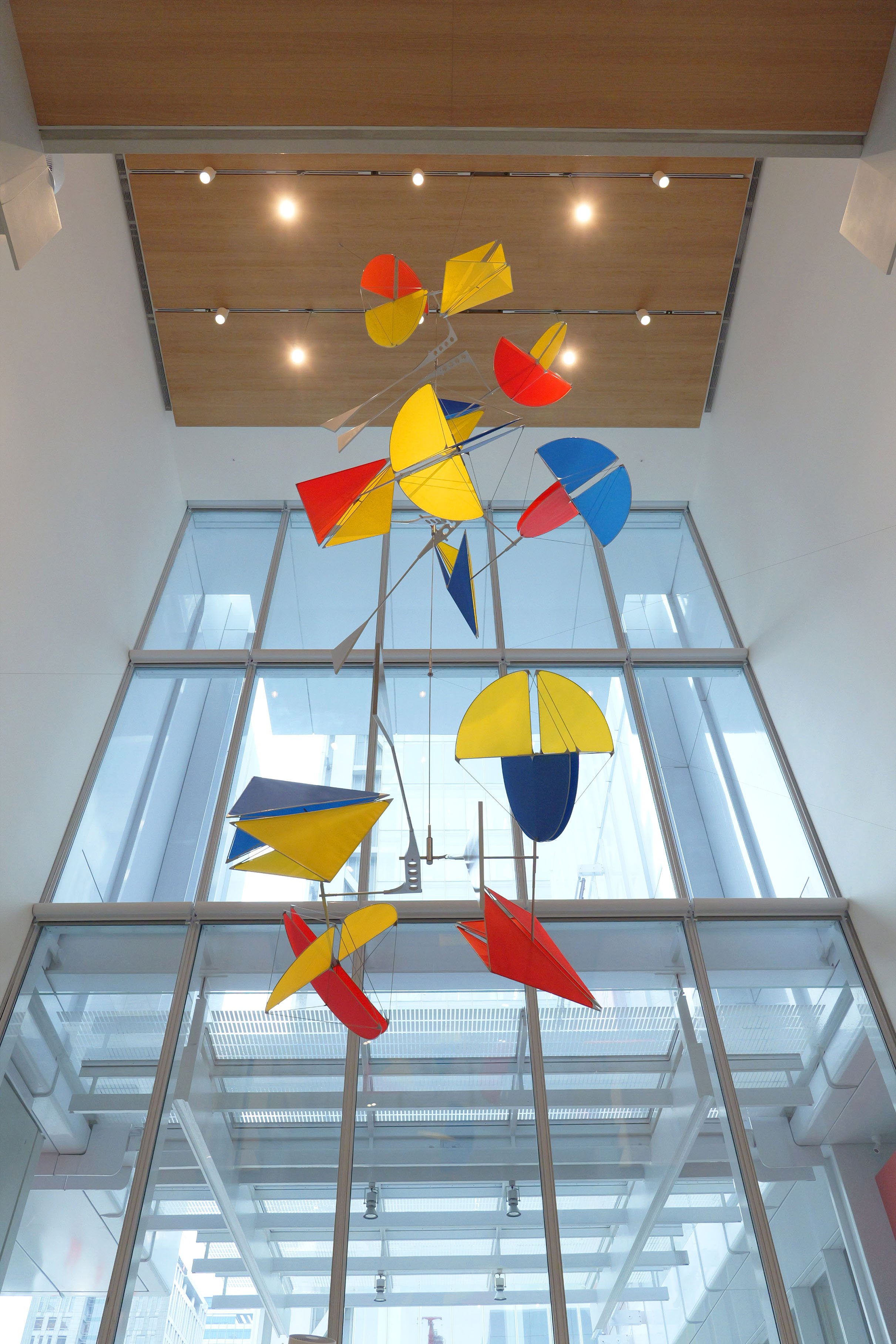 日本最重要的風動藝術家 新宮晉在台首次大型個展 10月富邦美術館開展 預售票熱烈開賣中 3 位於富邦美術館入口處的新宮晉作品〈The Galaxy〉,是新宮晉和倫佐.皮亞諾在台灣首度合作的作品之一。