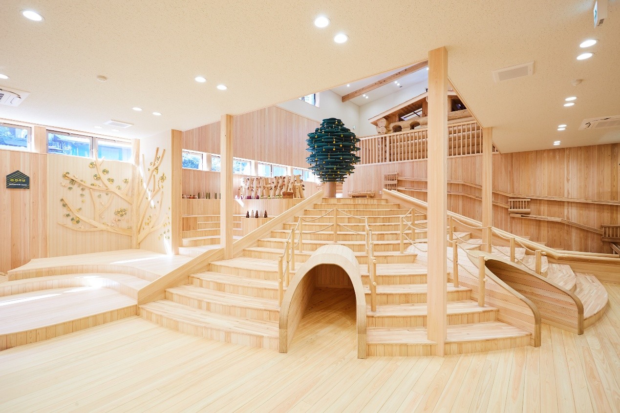 館內寬敞明亮，以大量木材打造的遊戲設施與樓梯結構，呈現溫潤自然的空間感，適合大小孩自由探索與玩耍。©檜原森のおもちゃ美術館