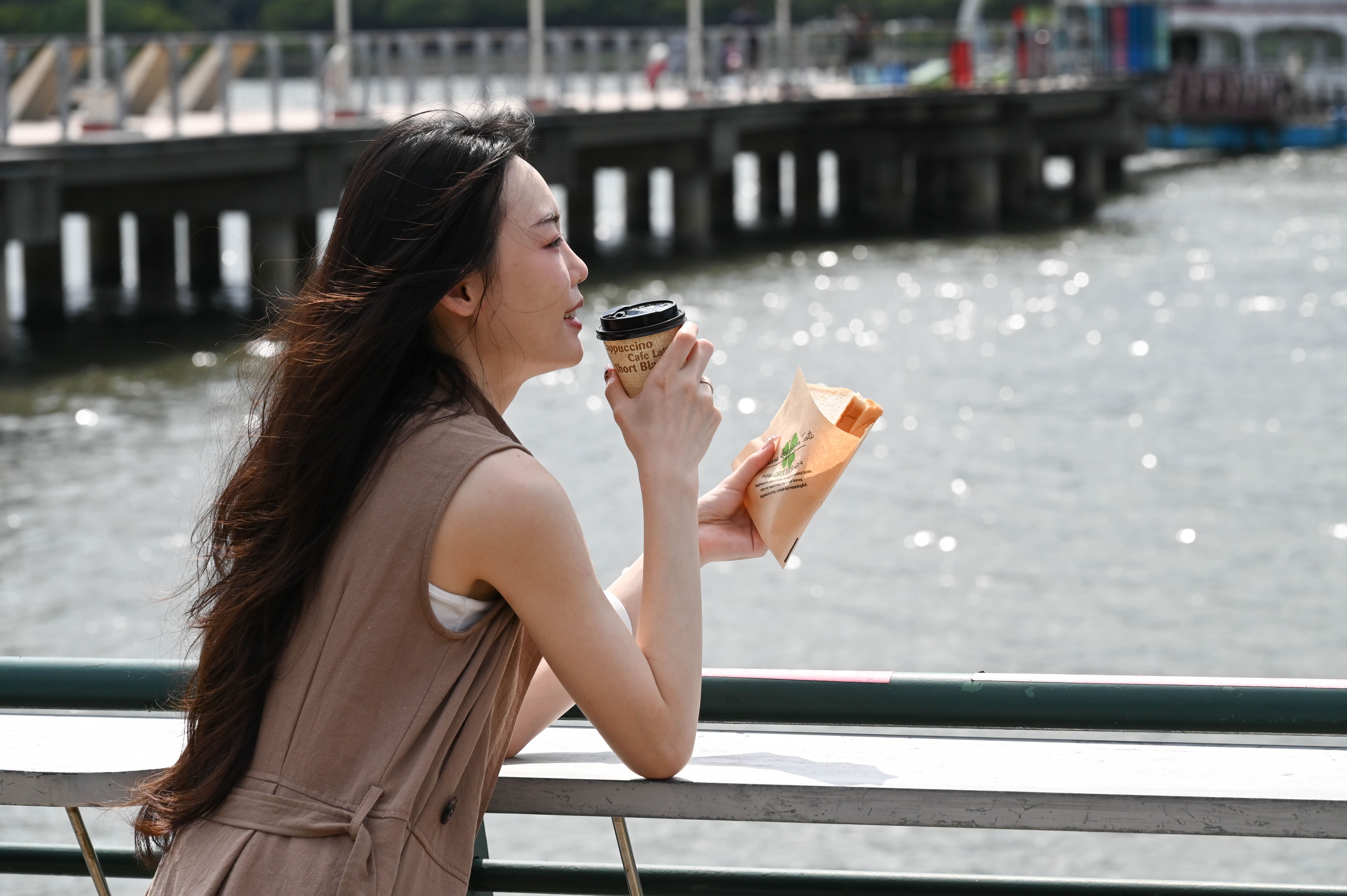 打造關渡碼頭成為「清醒社交」新場域 《關關聚揪》咖啡派對初試啼聲獲好評 第二彈教師節連假登場 9/28陪你看日落賞夕陽 免費接駁車接送、早鳥免費吐司持續放送 即日起開放新秀業餘 DJ加入演出陣容 7