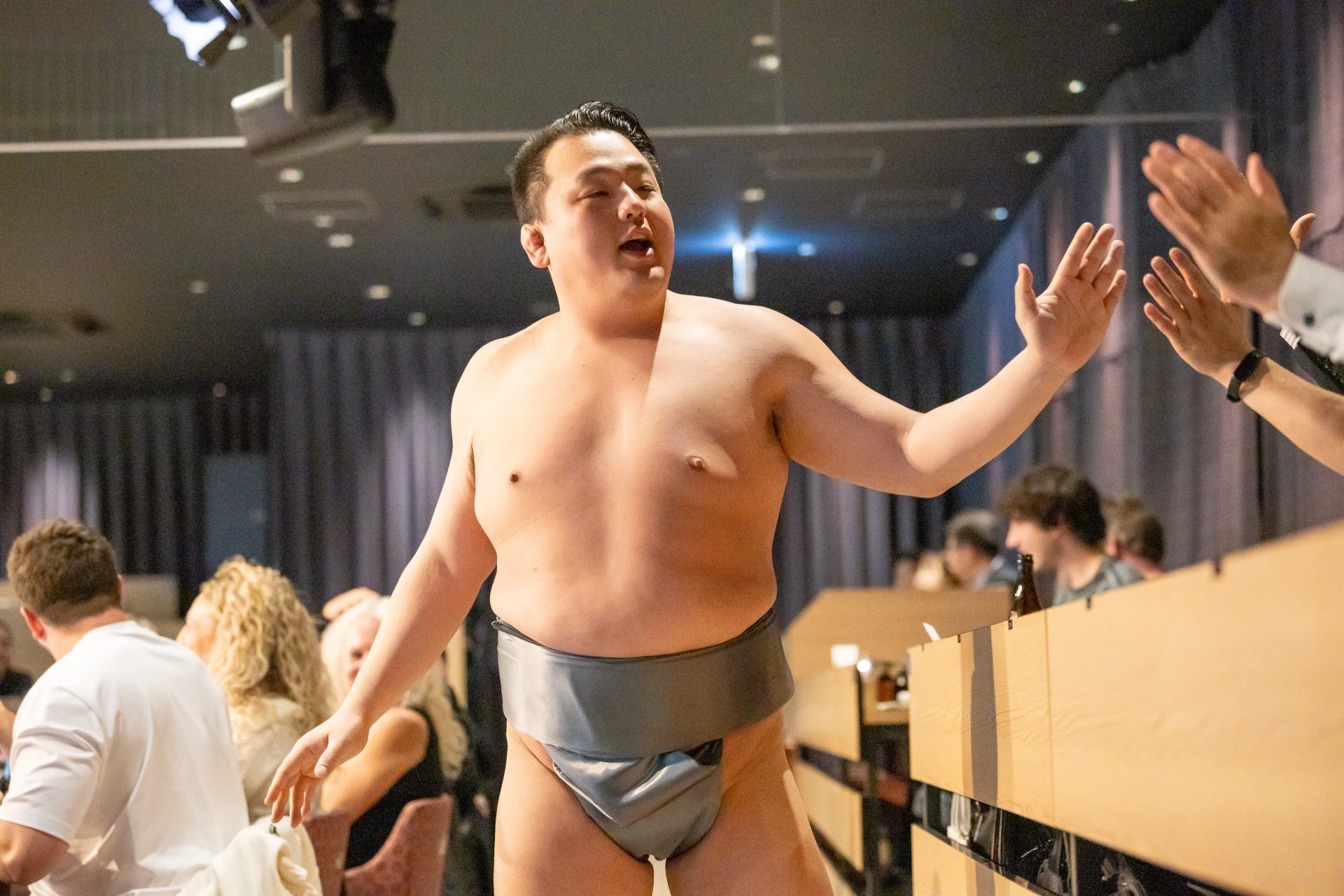 觀眾席與力士的距離極近，表演的一部分也包含擊掌等演出。在感受傳統重心的同時，也是一段大幅縮短與觀眾距離的友善時光。©HIRAKUZA