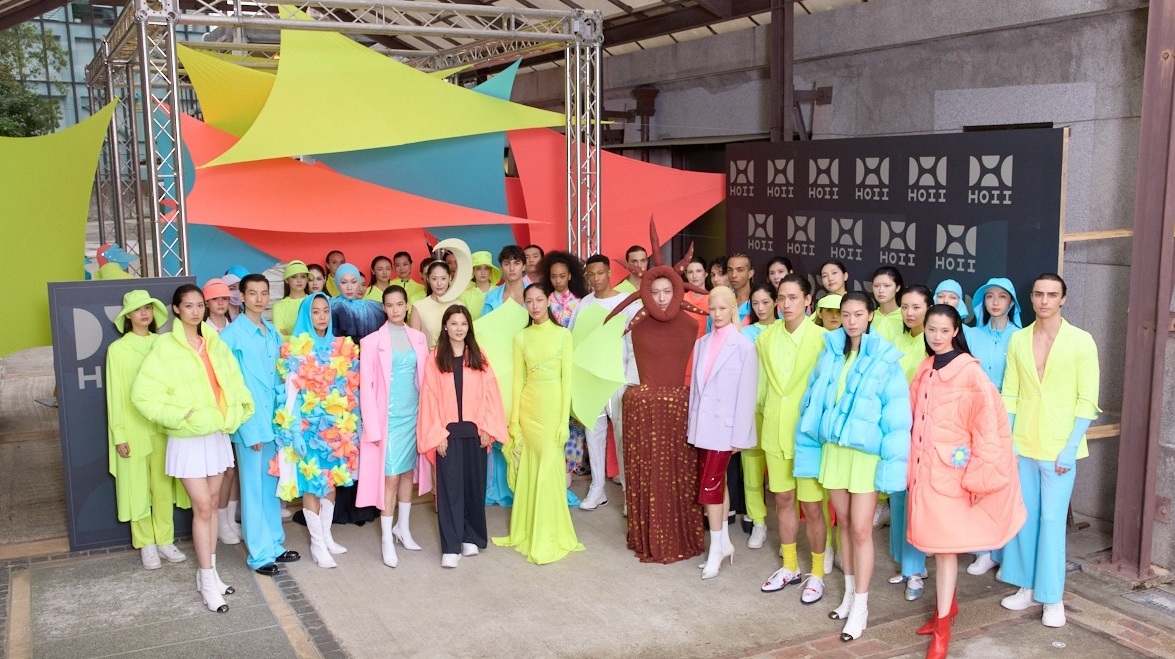 ▲HOII創辦人林少萍引領名模齊聚瓶蓋工廠 HOII以光能科技打造時尚盛典。( 圖 / HOII后益提供 )